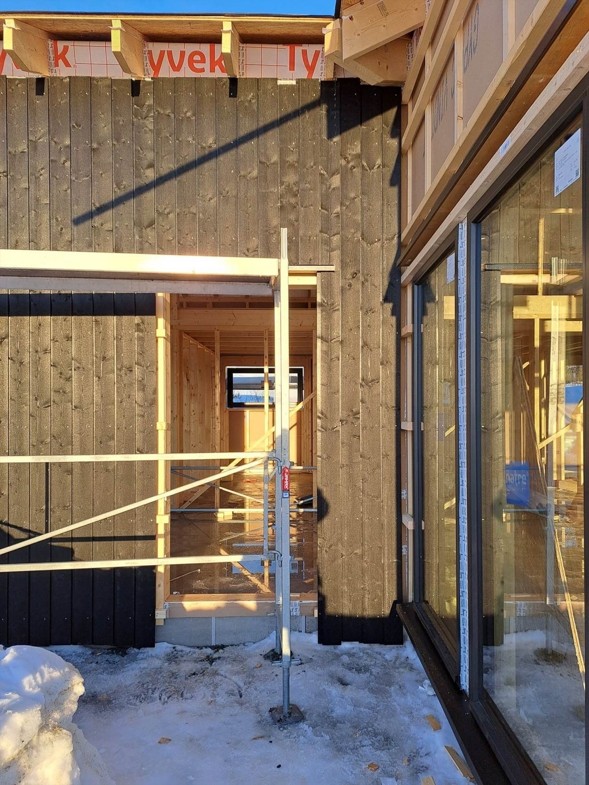 Bildet viser hytten under bygging. For illustrasjoner av ferdigprodukt se videre Galleribilde