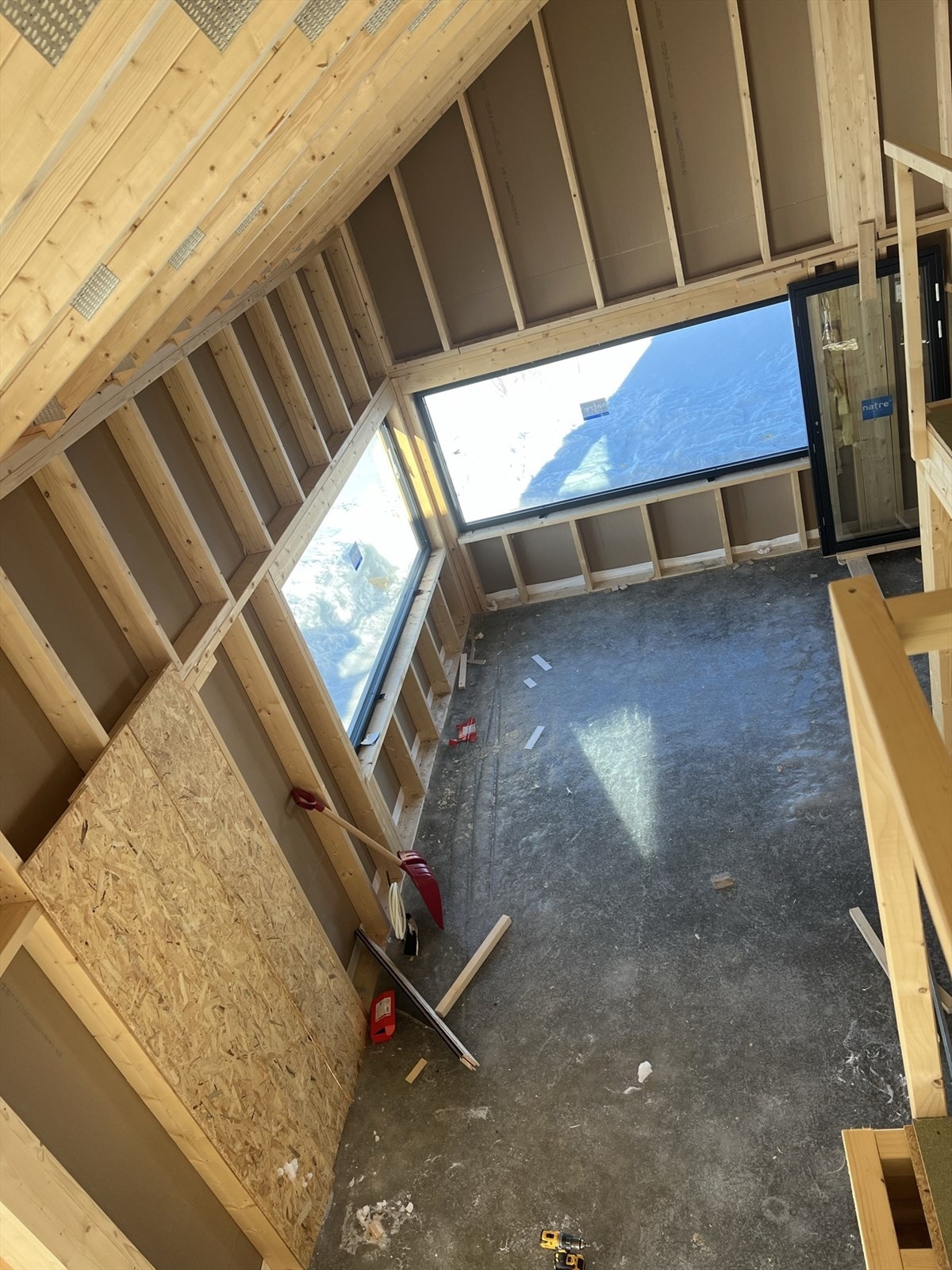 Bildet viser hytten under bygging. For illustrasjoner av ferdigprodukt se videre Galleribilde