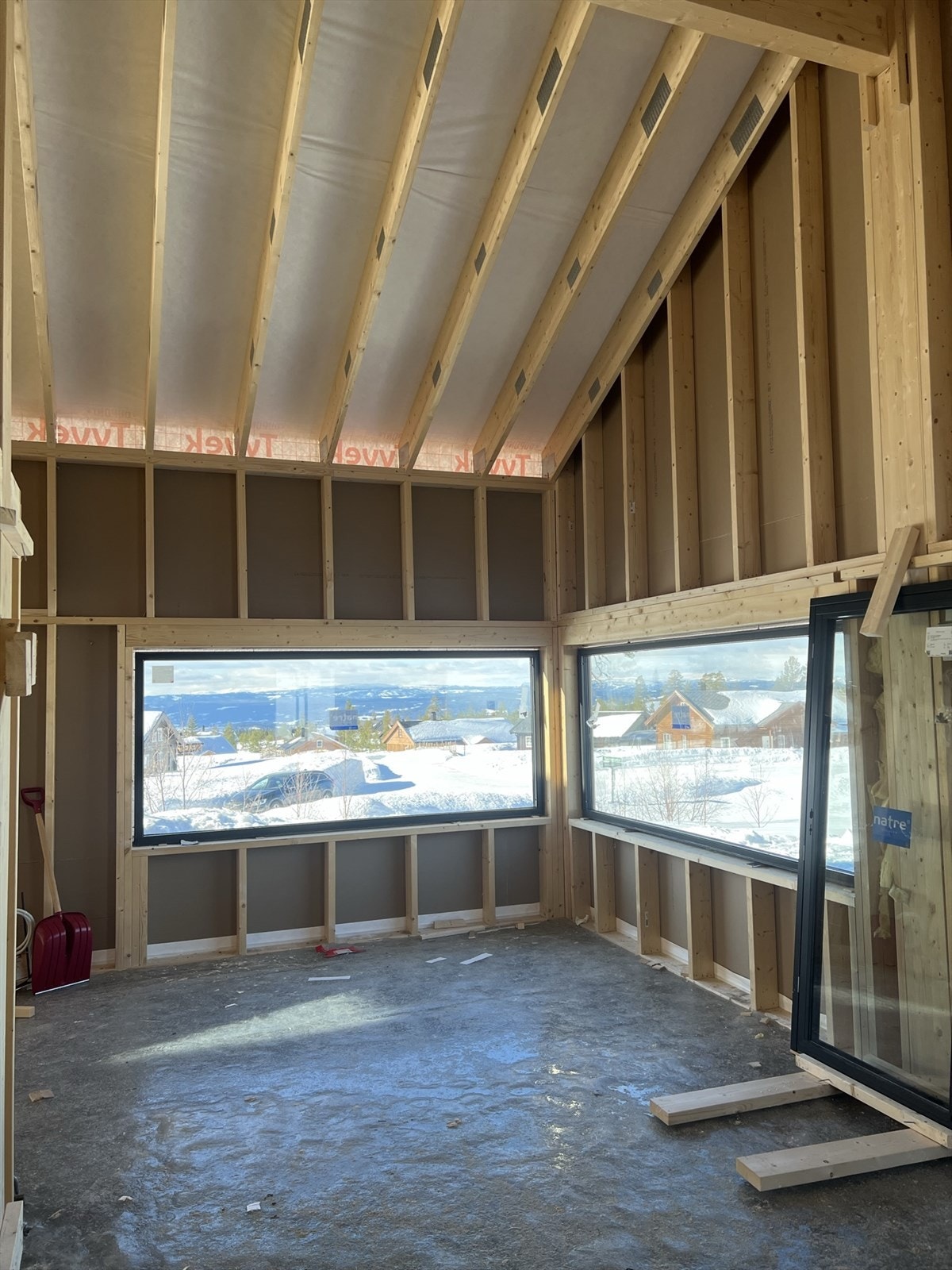 Bildet viser hytten under bygging. For illustrasjoner av ferdigprodukt se videre Galleribilde