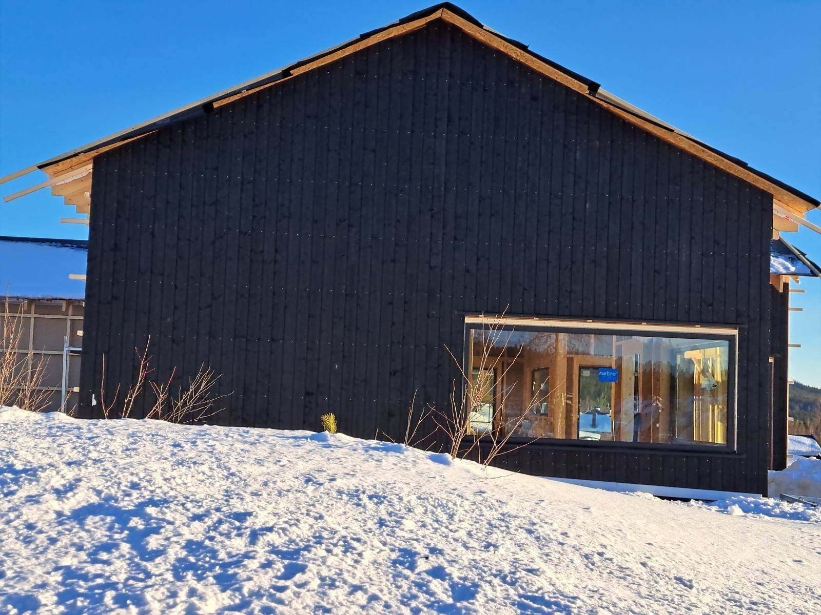 Bildet viser hytten under bygging. For illustrasjoner av ferdigprodukt se videre Galleribilde