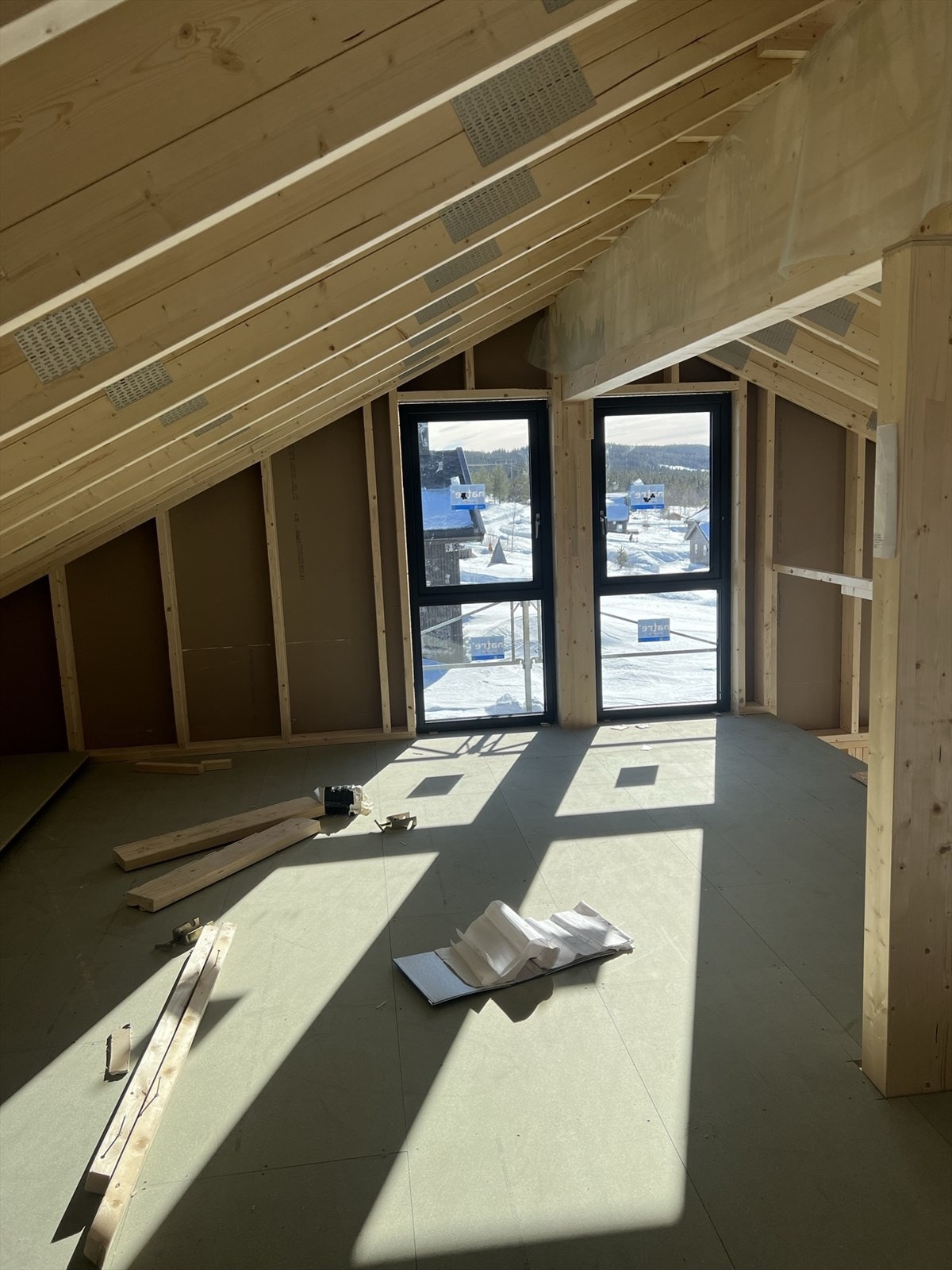 Bildet viser hytten under bygging. For illustrasjoner av ferdigprodukt se videre Galleribilde