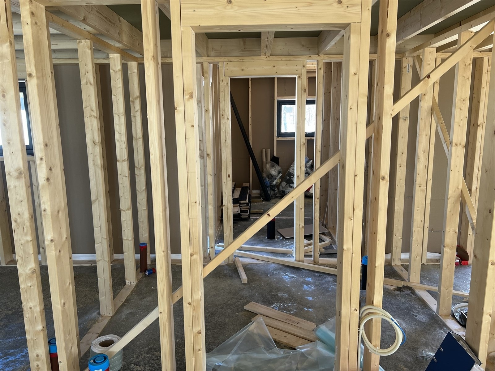 Bildet viser hytten under bygging. For illustrasjoner av ferdigprodukt se videre Galleribilde