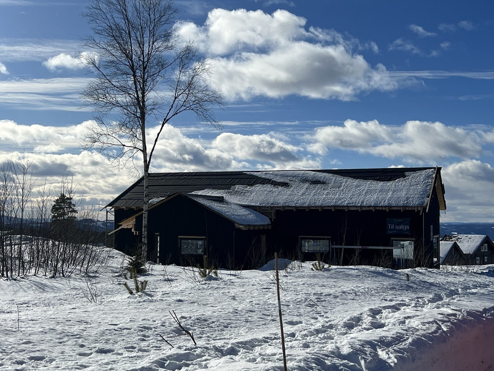 Bildet viser hytten under bygging. For illustrasjoner av ferdigprodukt se videre Galleribilde