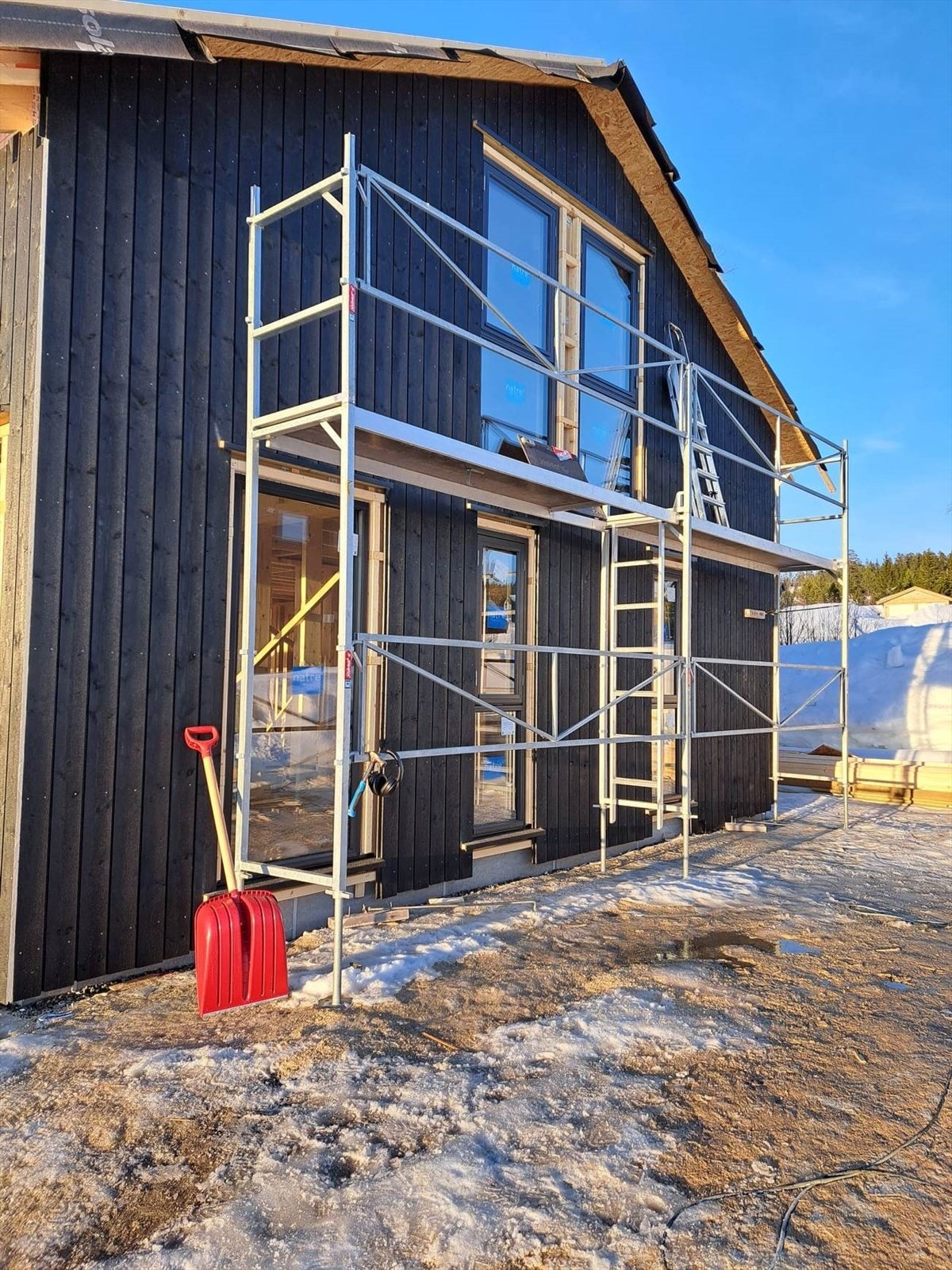 Bildet viser hytten under bygging. For illustrasjoner av ferdigprodukt se videre Galleribilde