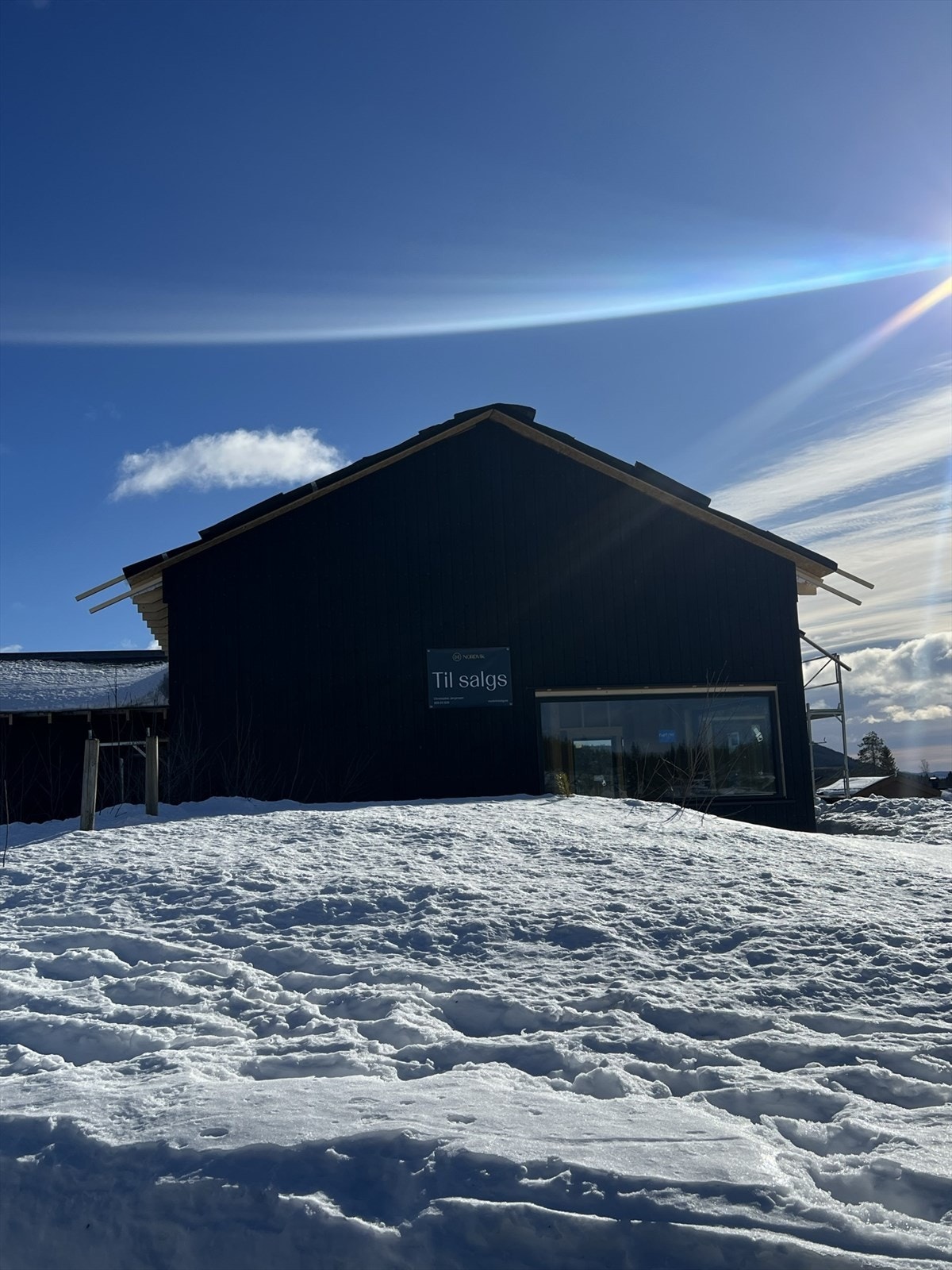 Bildet viser hytten under bygging. For illustrasjoner av ferdigprodukt se videre Galleribilde