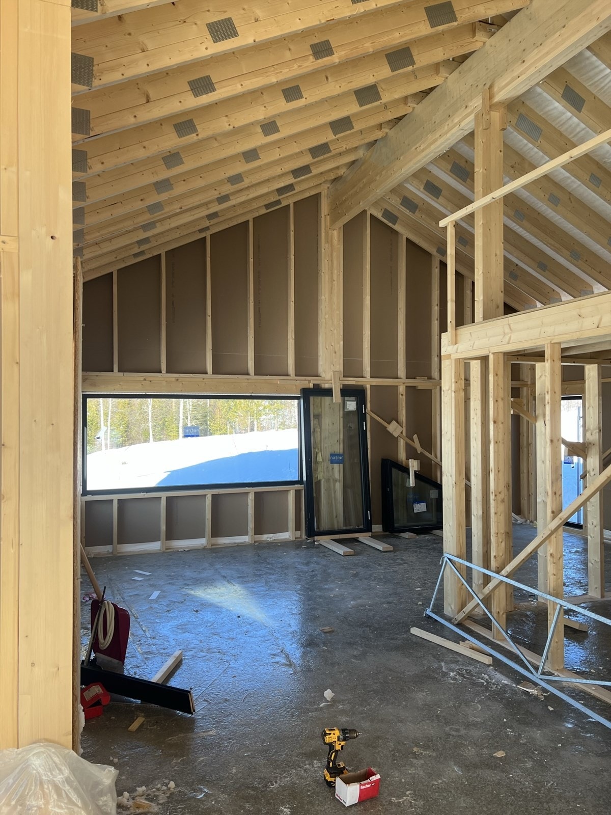 Bildet viser hytten under bygging. For illustrasjoner av ferdigprodukt se videre Galleribilde