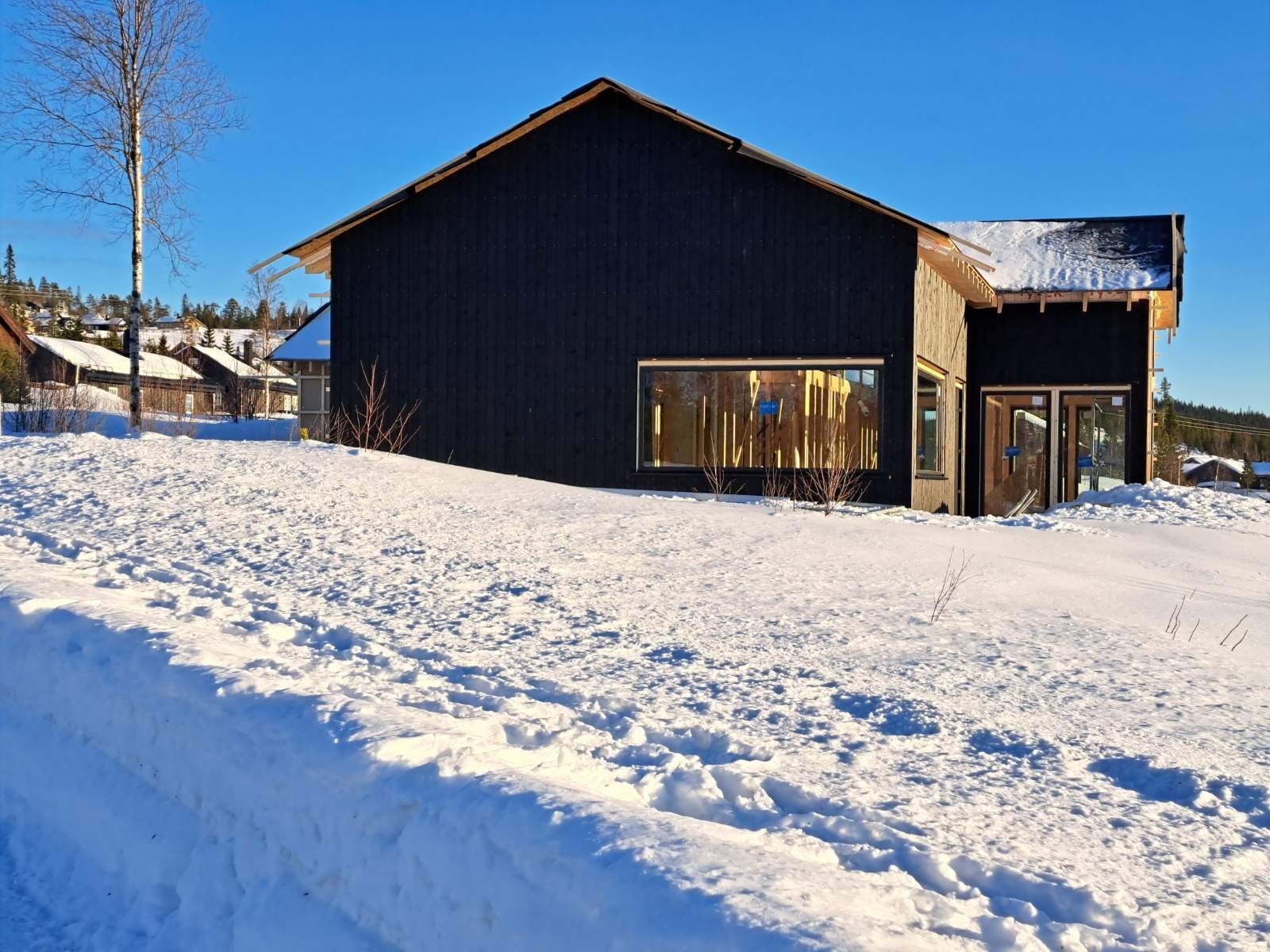 Bildet viser hytten under bygging. For illustrasjoner av ferdigprodukt se videre Galleribilde