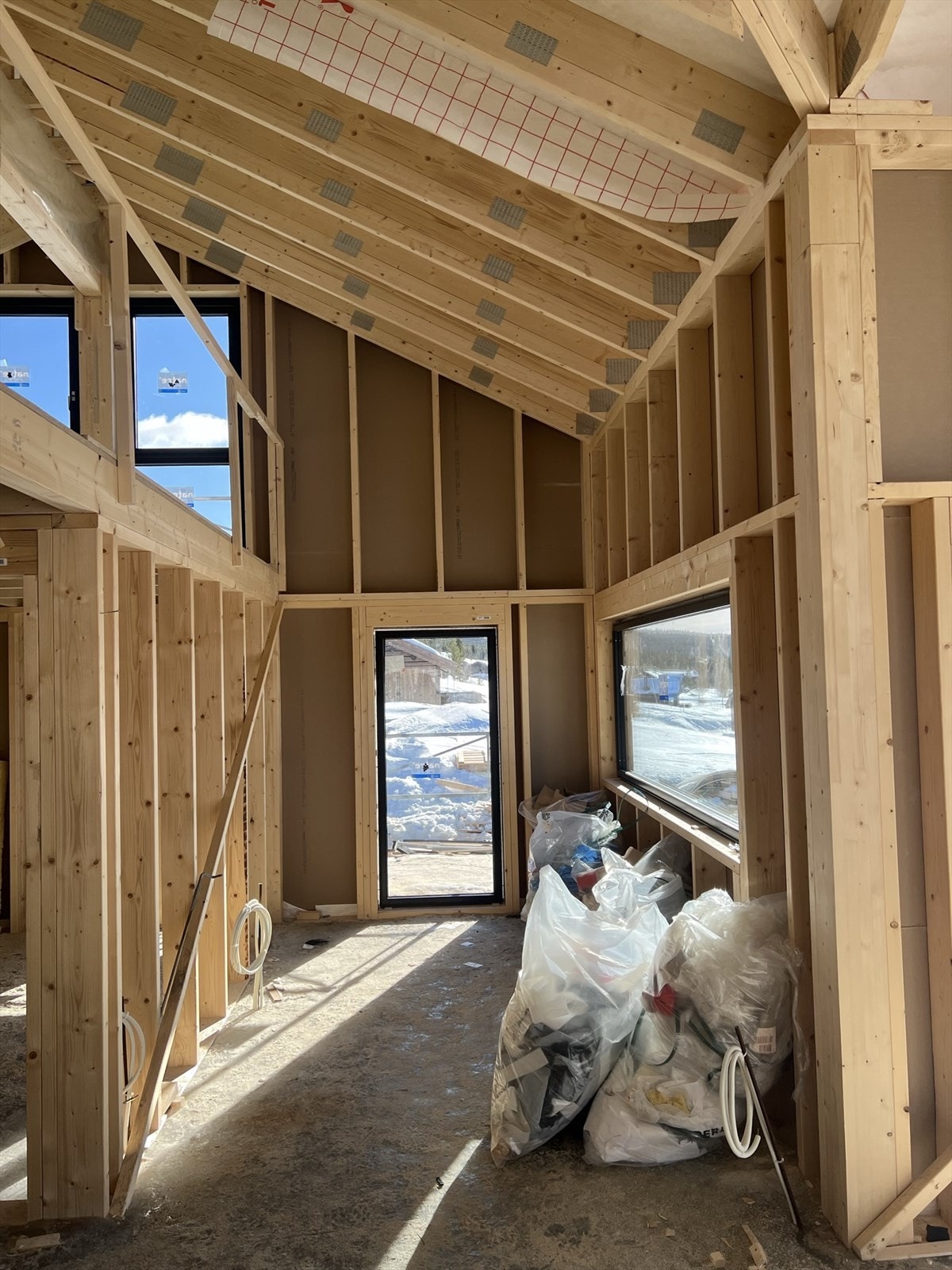 Bildet viser hytten under bygging. For illustrasjoner av ferdigprodukt se videre Galleribilde