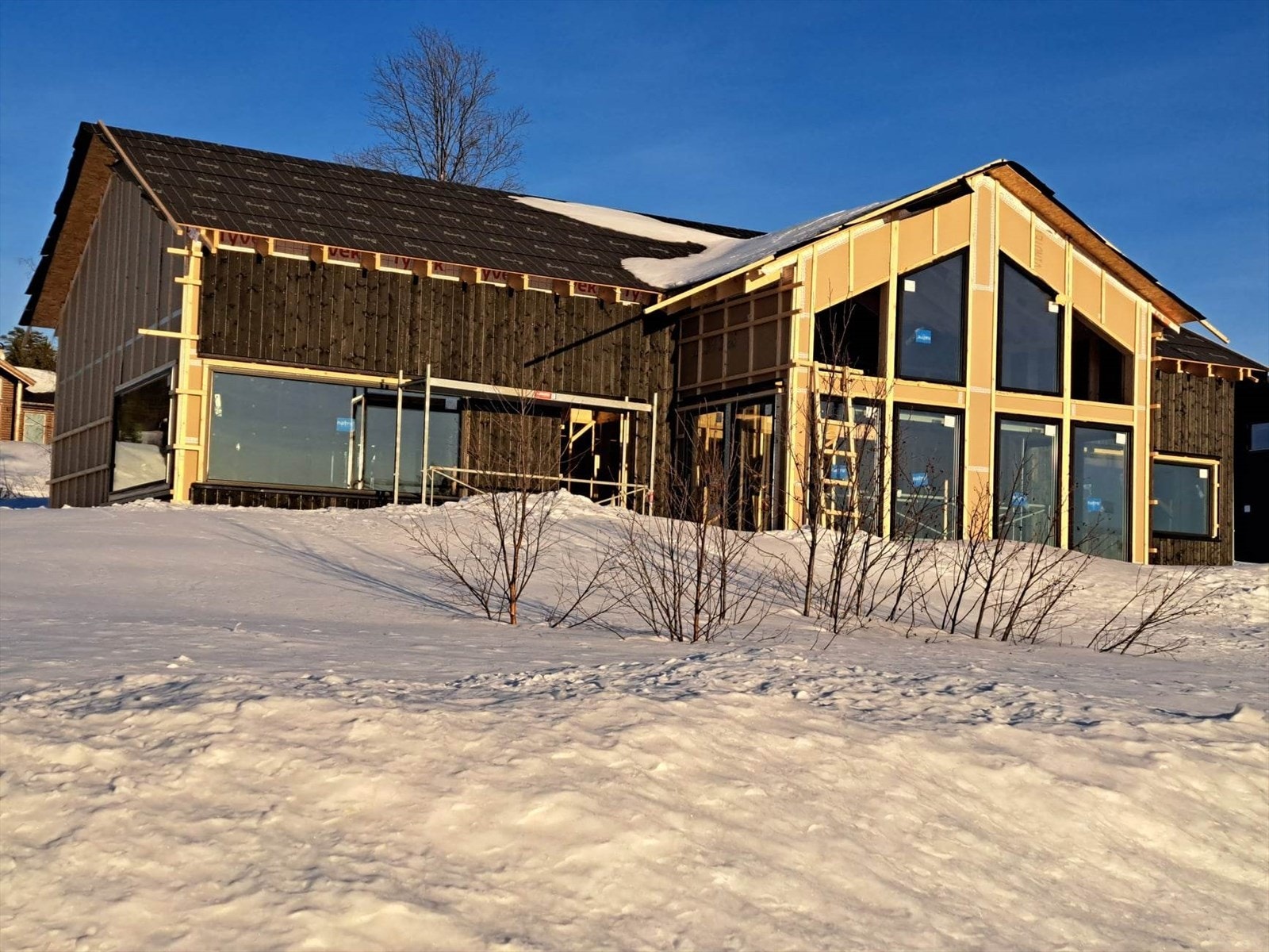 Bildet viser hytten under oppføring Galleribilde