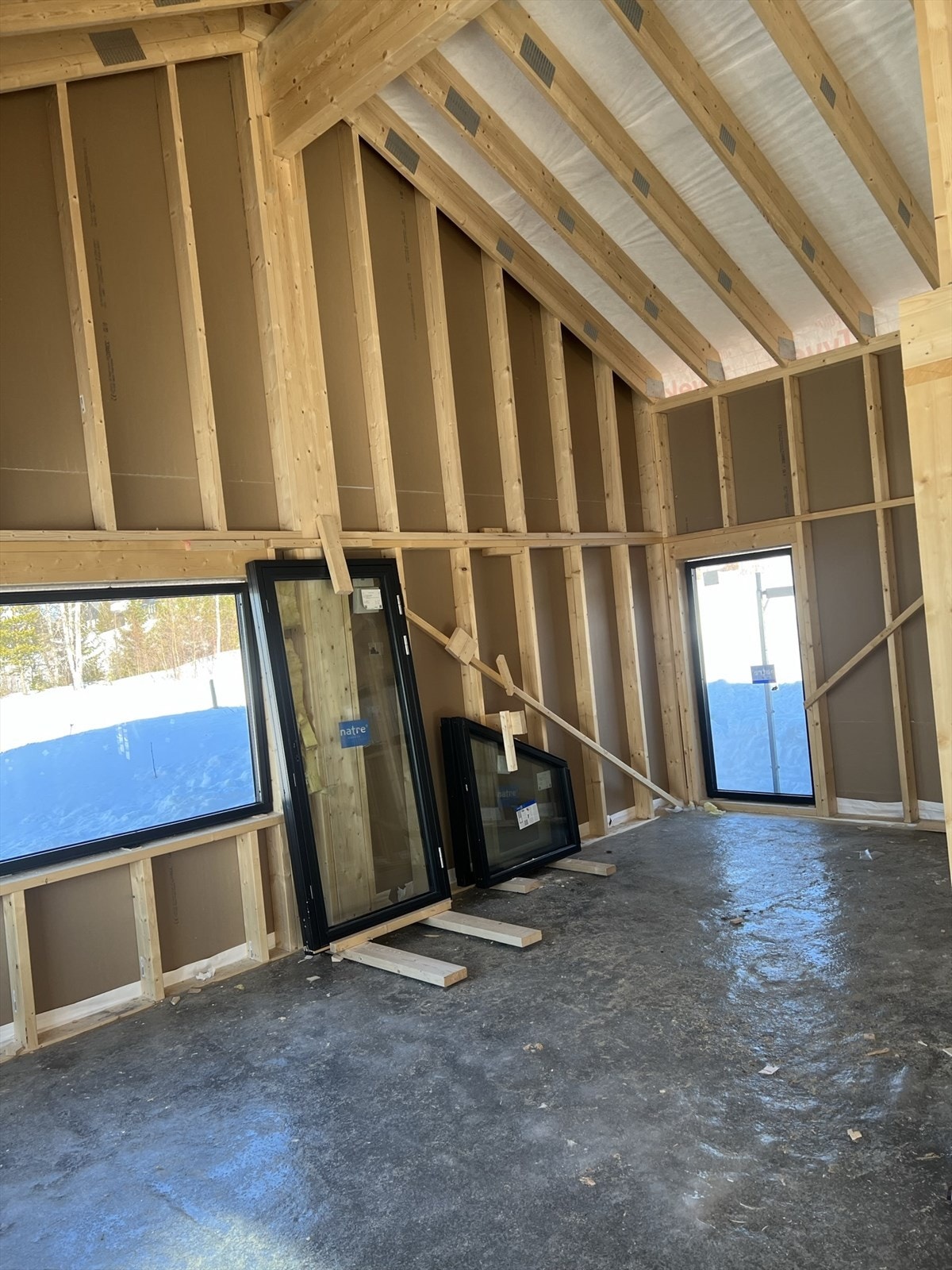 Bildet viser hytten under bygging. For illustrasjoner av ferdigprodukt se videre Galleribilde