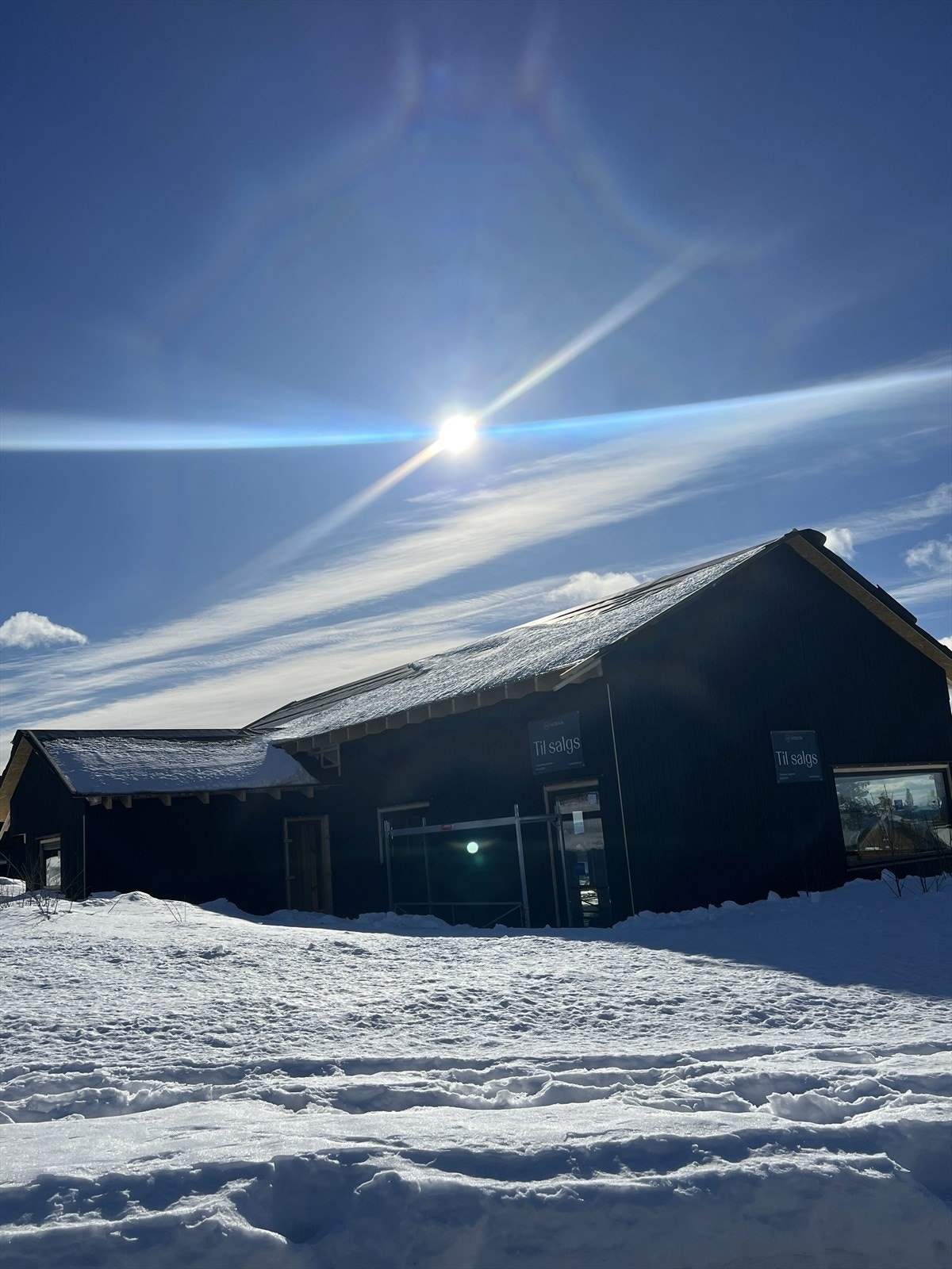 Bildet viser hytten under bygging. For illustrasjoner av ferdigprodukt se videre Galleribilde