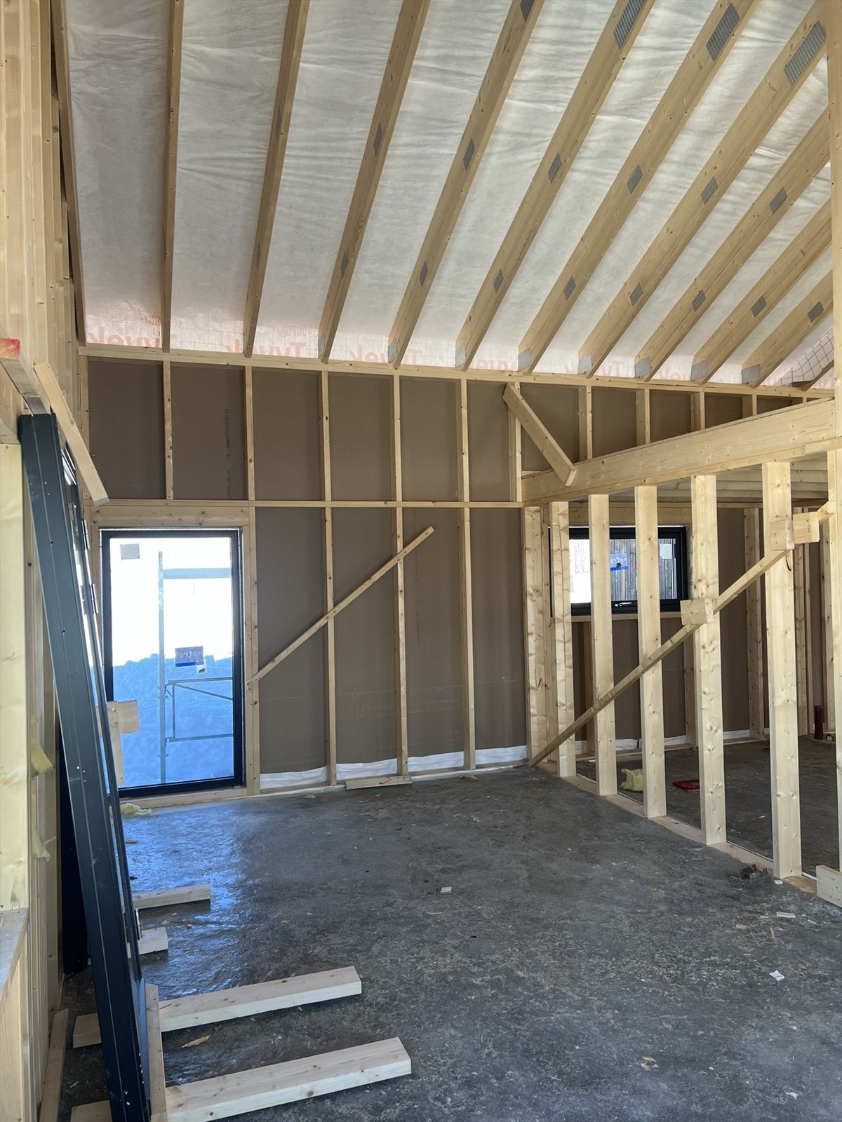 Bildet viser hytten under bygging. For illustrasjoner av ferdigprodukt se videre Galleribilde