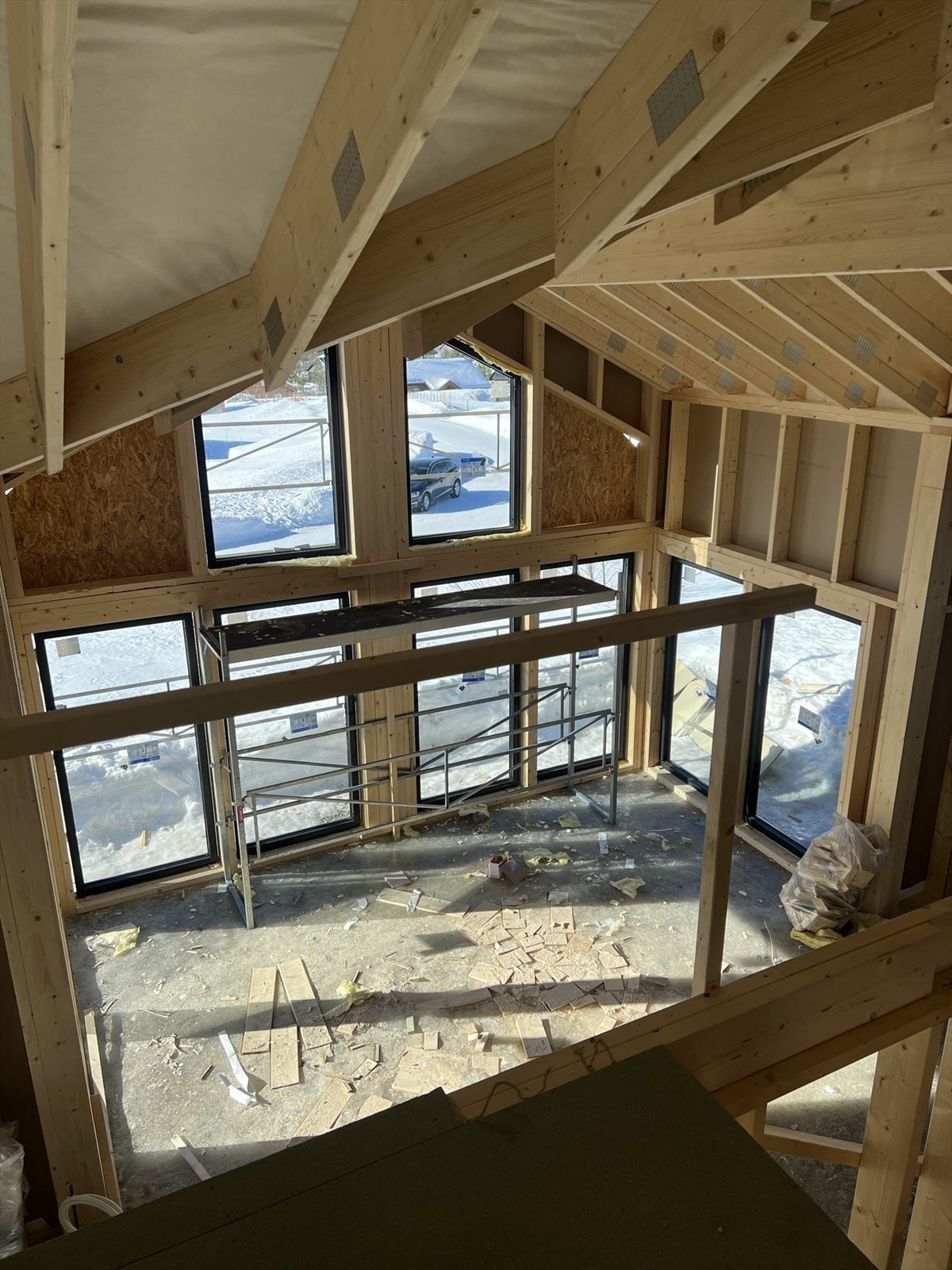 Bildet viser hytten under bygging. For illustrasjoner av ferdigprodukt se videre Galleribilde