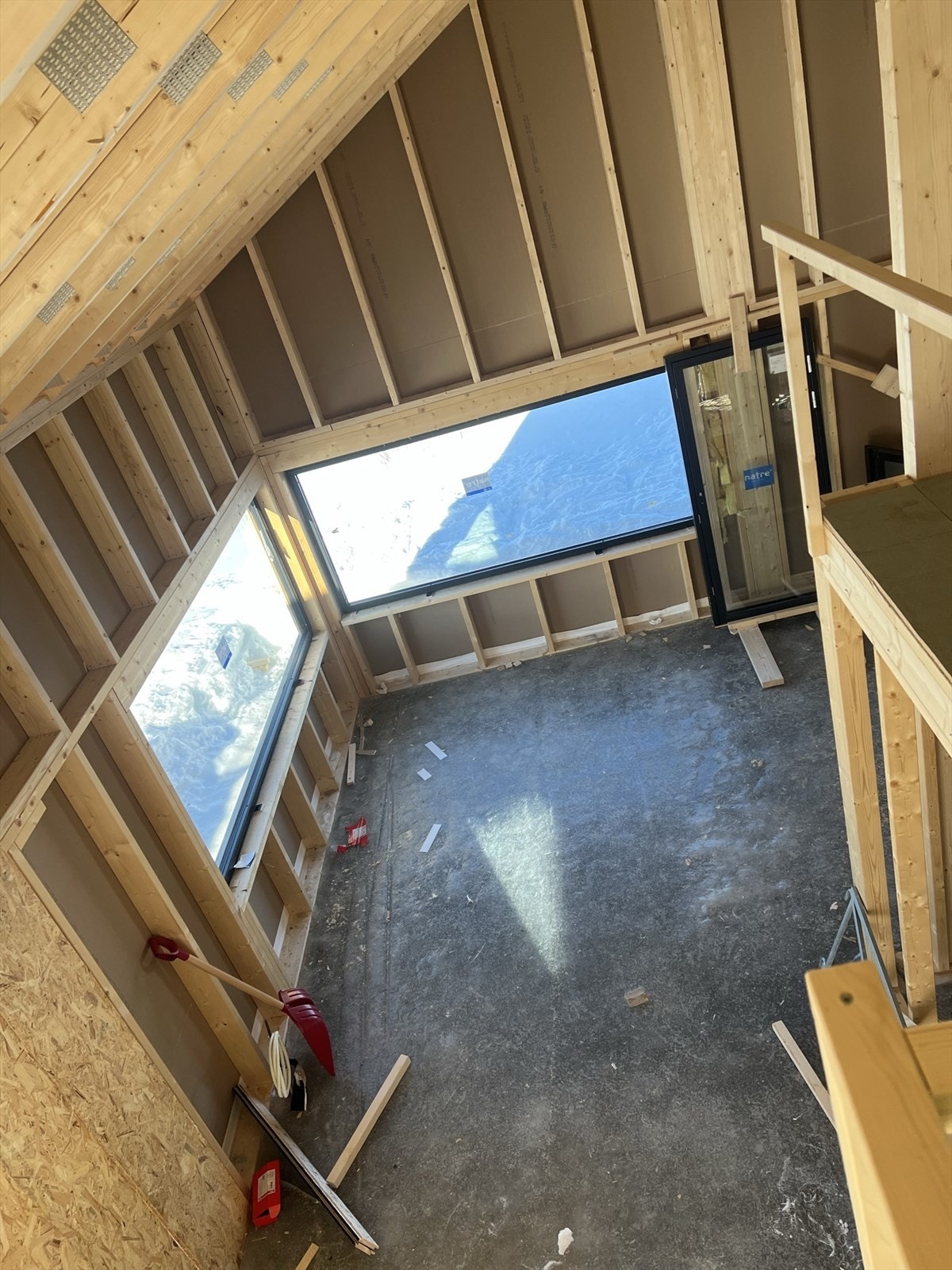 Bildet viser hytten under bygging. For illustrasjoner av ferdigprodukt se videre Galleribilde