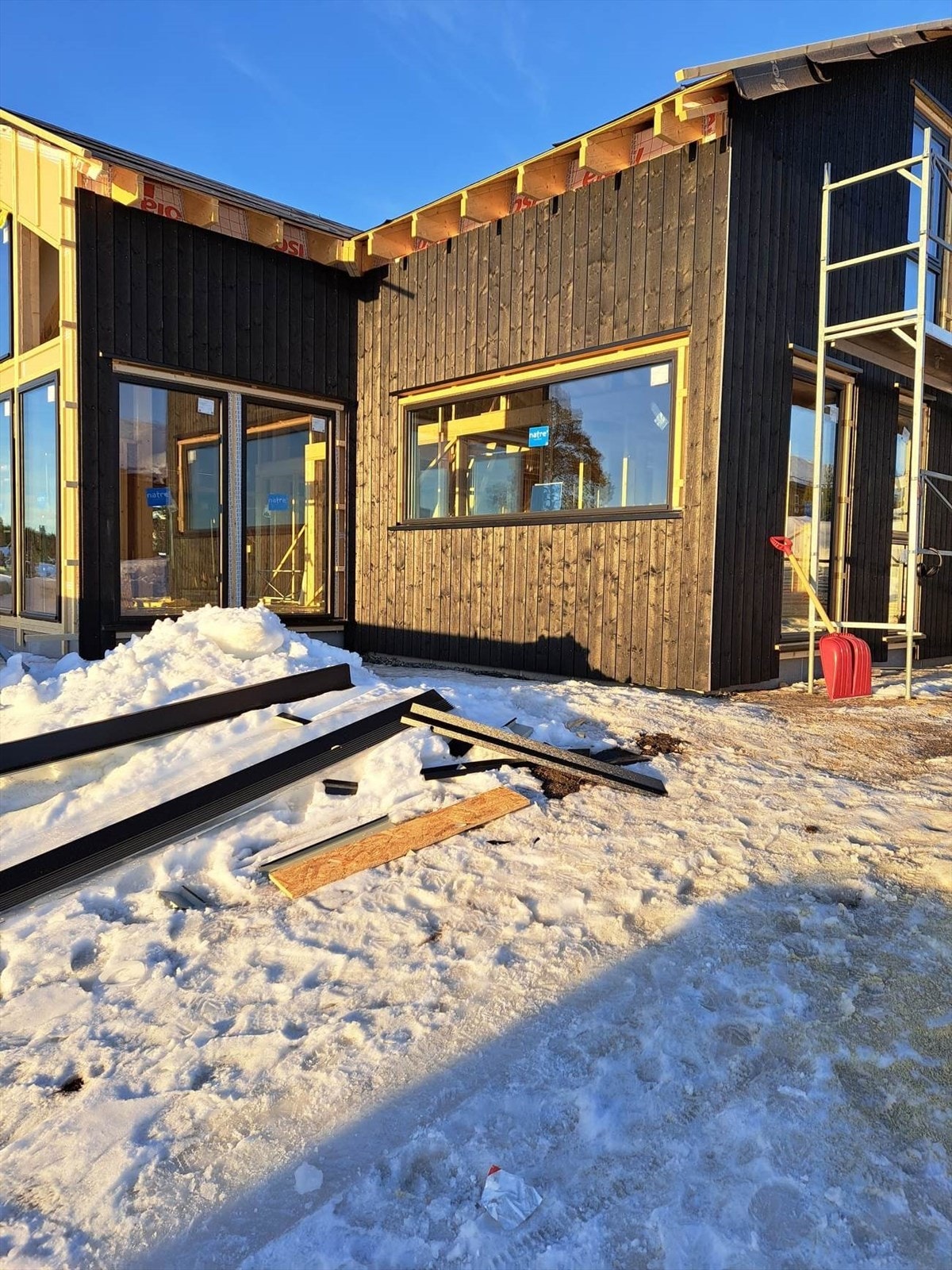 Bildet viser hytten under bygging. For illustrasjoner av ferdigprodukt se videre Galleribilde