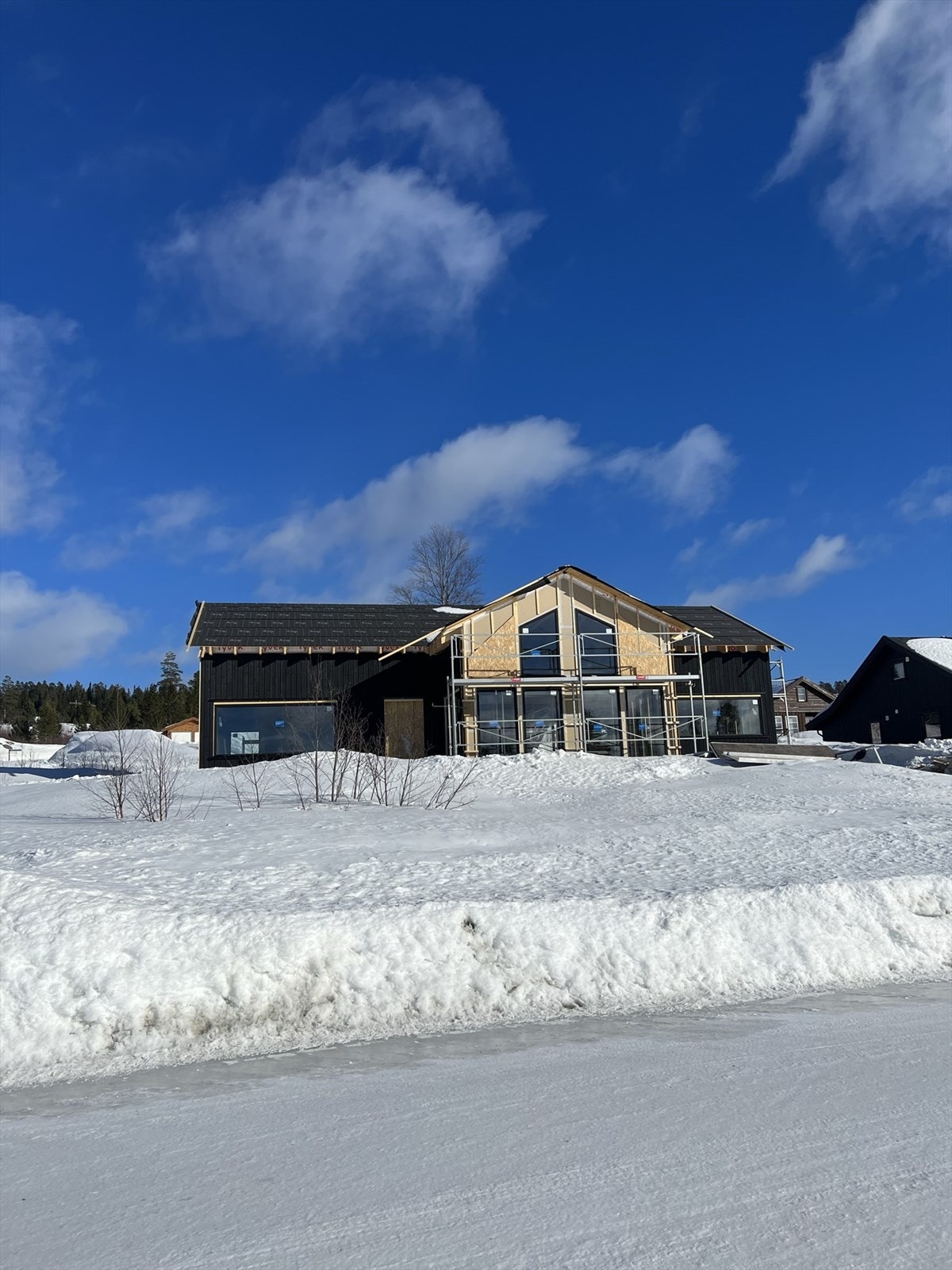 Bildet viser hytten under bygging. For illustrasjoner av ferdigprodukt se videre Galleribilde