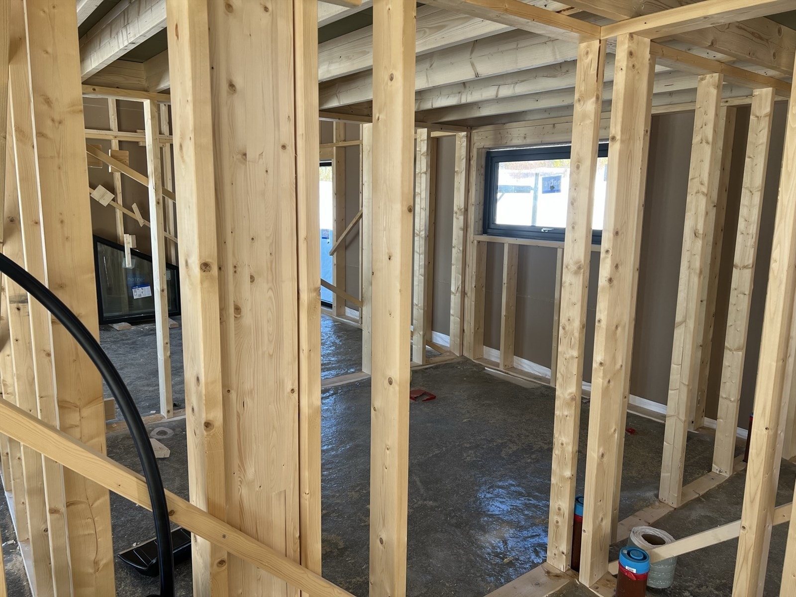 Bildet viser hytten under bygging. For illustrasjoner av ferdigprodukt se videre Galleribilde