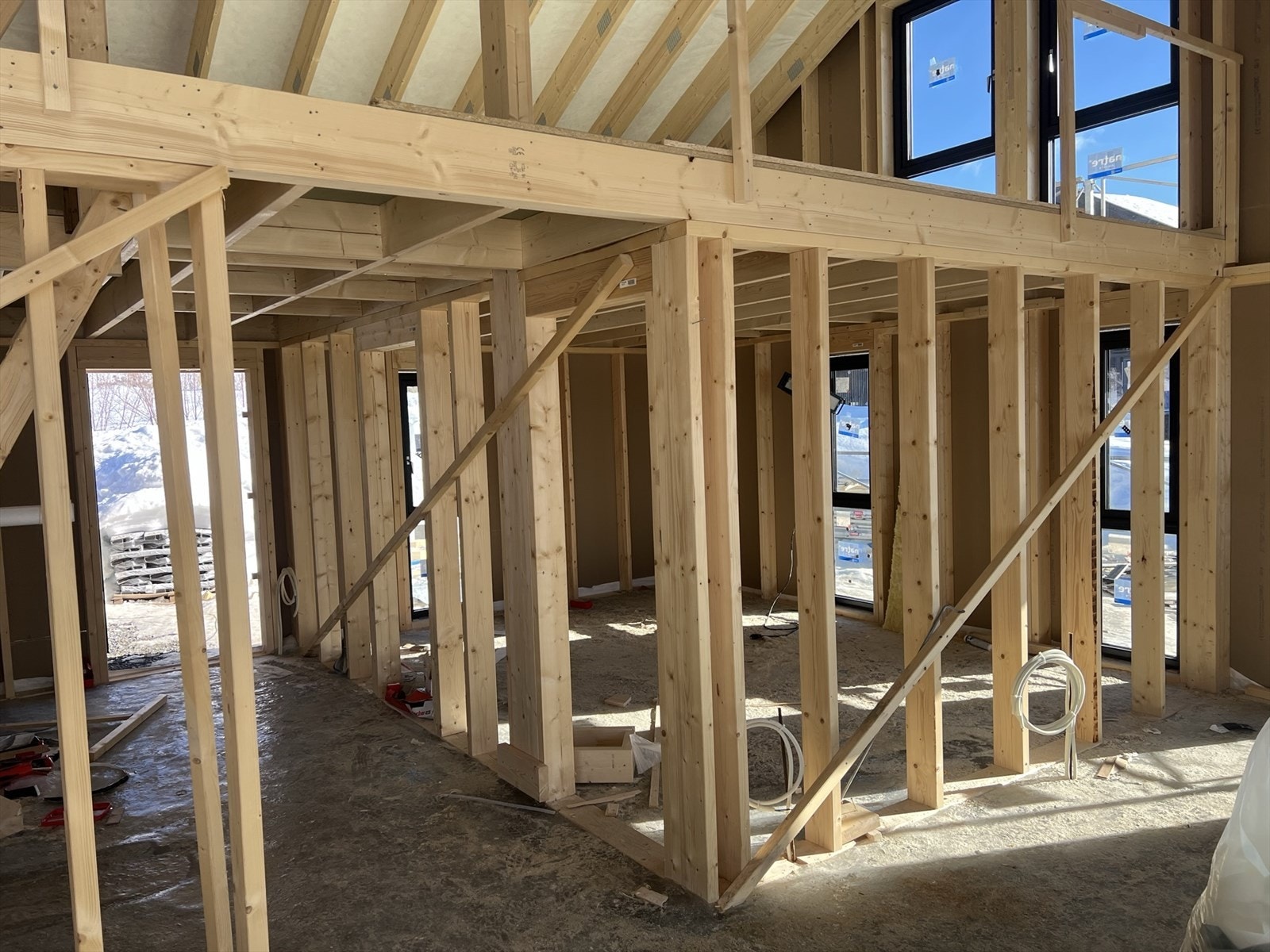 Bildet viser hytten under bygging. For illustrasjoner av ferdigprodukt se videre Galleribilde