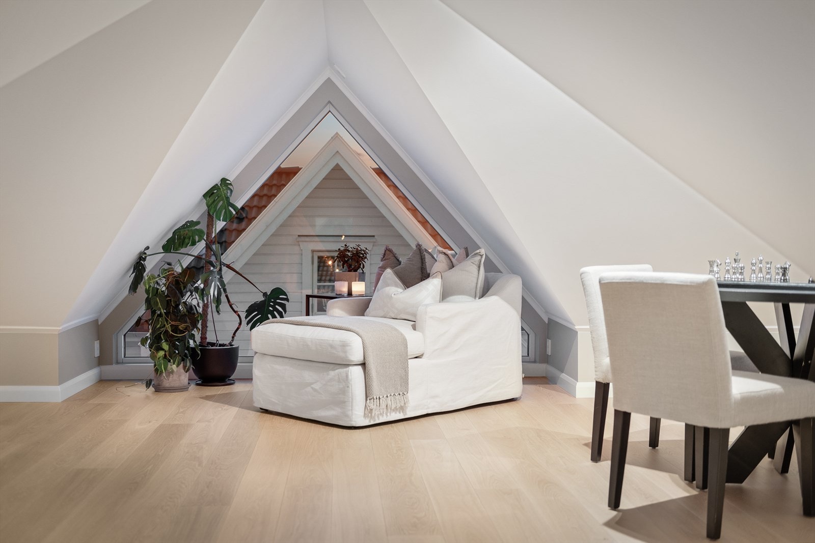 Loftstuen rommer flere ulike sittesoner Galleribilde