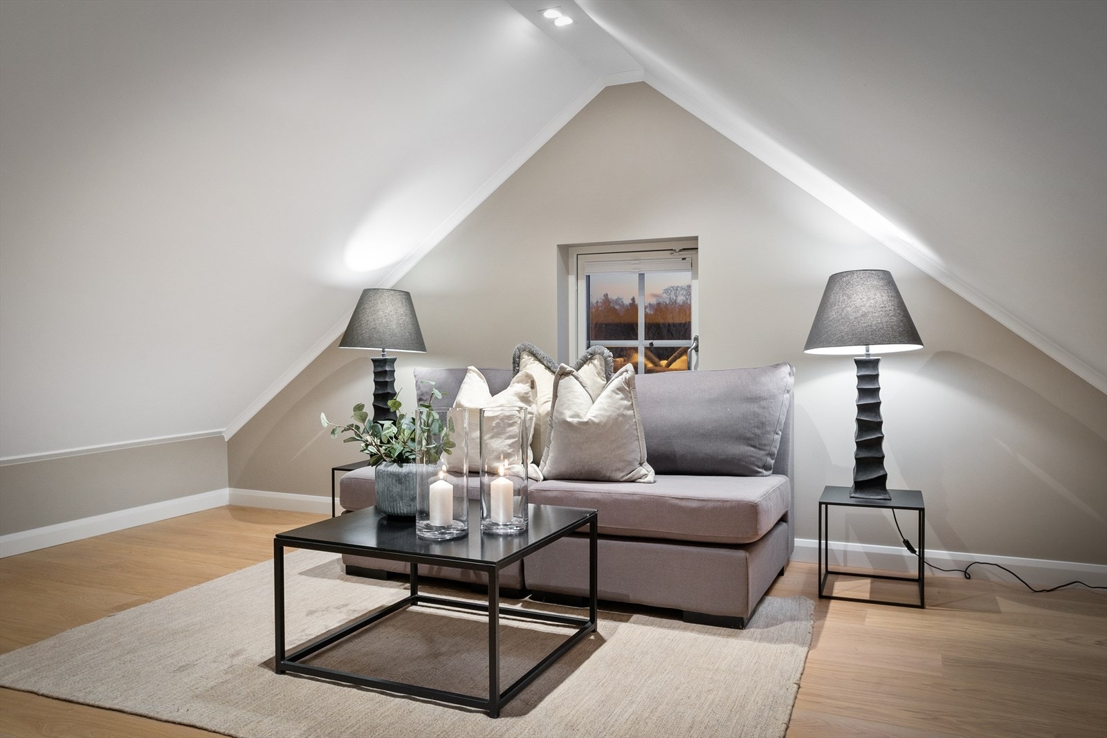 Herlig loftstue som passer perfekt til lekestue eller kontor Galleribilde