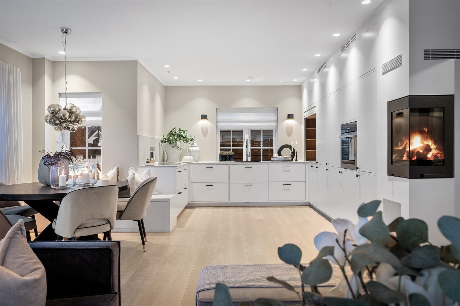Lekkert
kjøkken bestående av softclose integrert Miele kjøleskap og frys, Miele XL oppvaskmaskin, Miele induksjonstopp med integrert ventilator og Miele stekeovn. Galleribilde