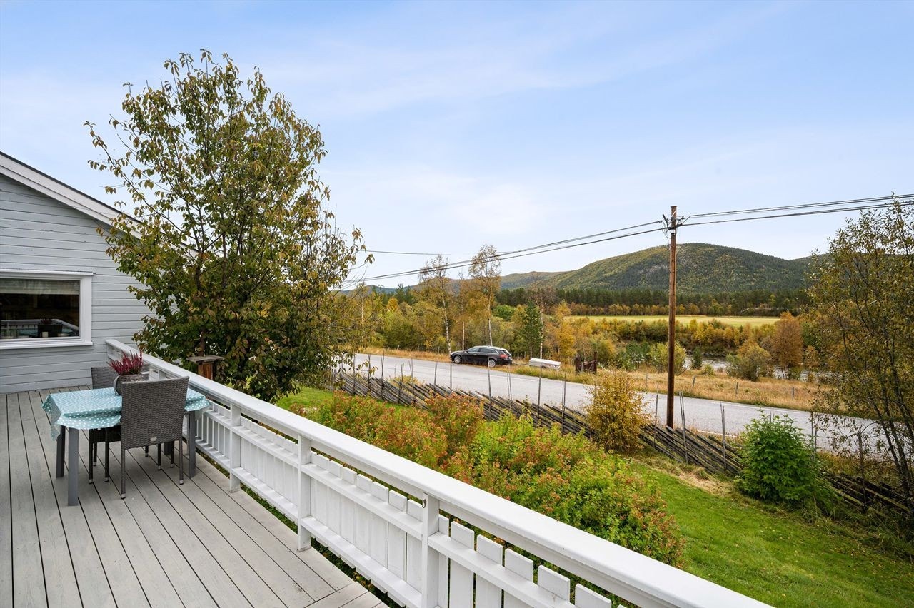 Tradisjonell skigard, elva Folla renner like forbi Galleribilde