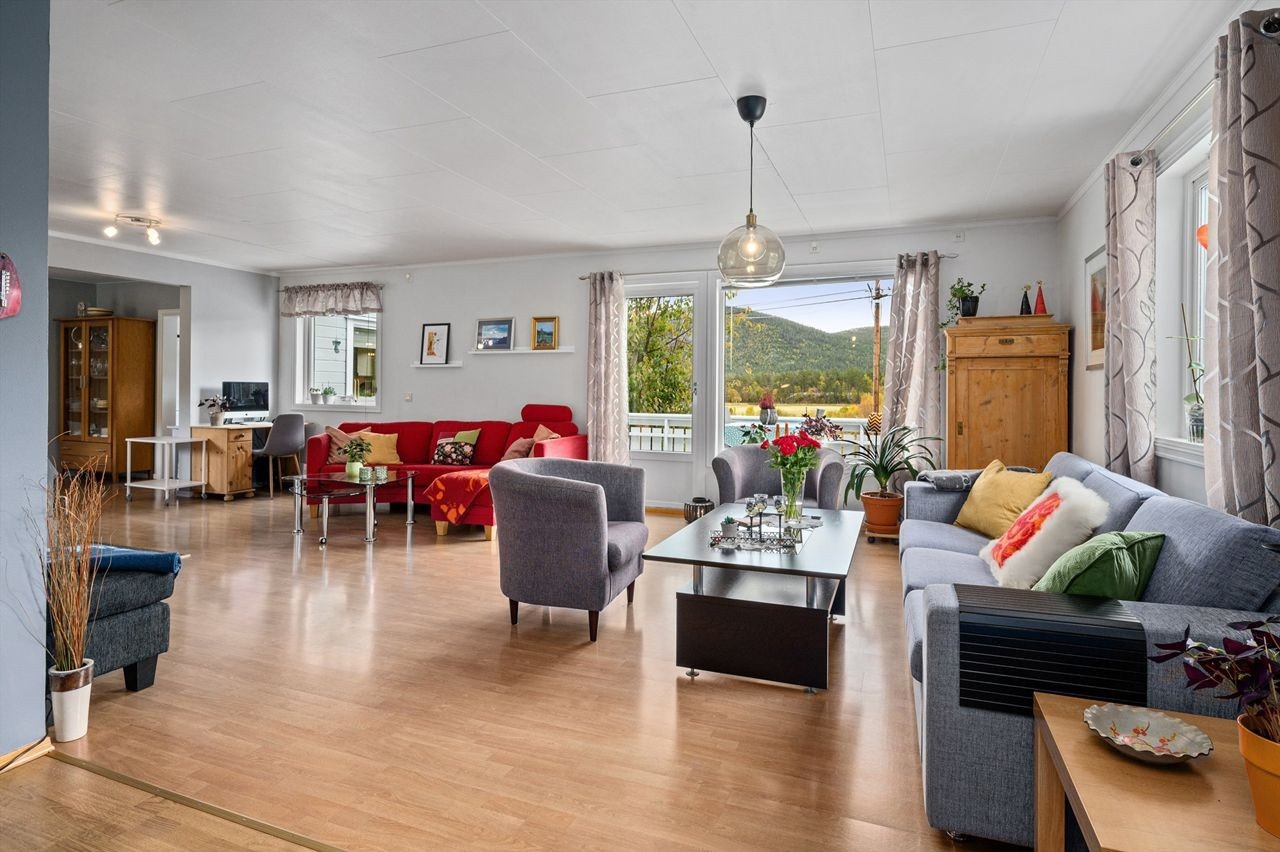 Stor stue med rikelig innslipp av dagslys Galleribilde