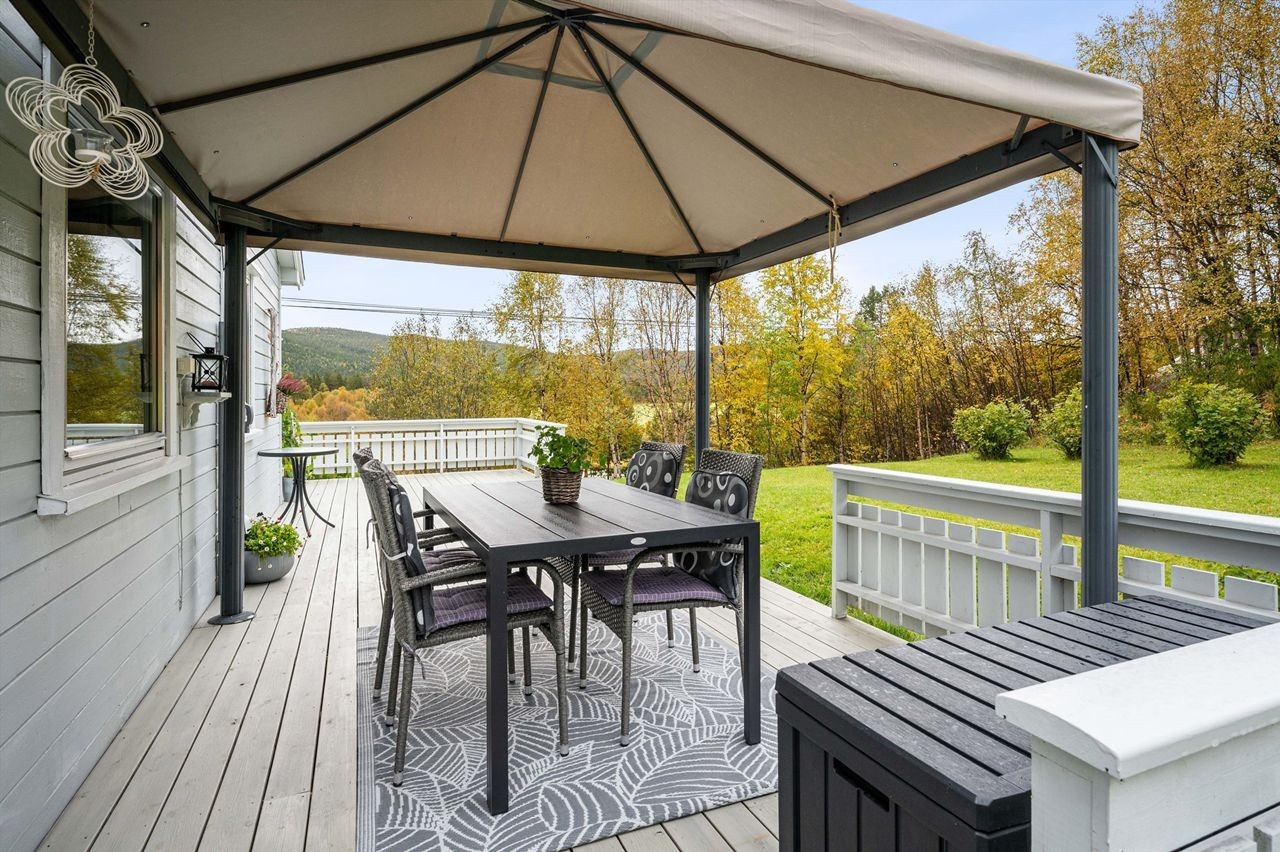 Terrassen er åpen; en paviljong og levegg gir godt med ly mot sol og lett regn Galleribilde