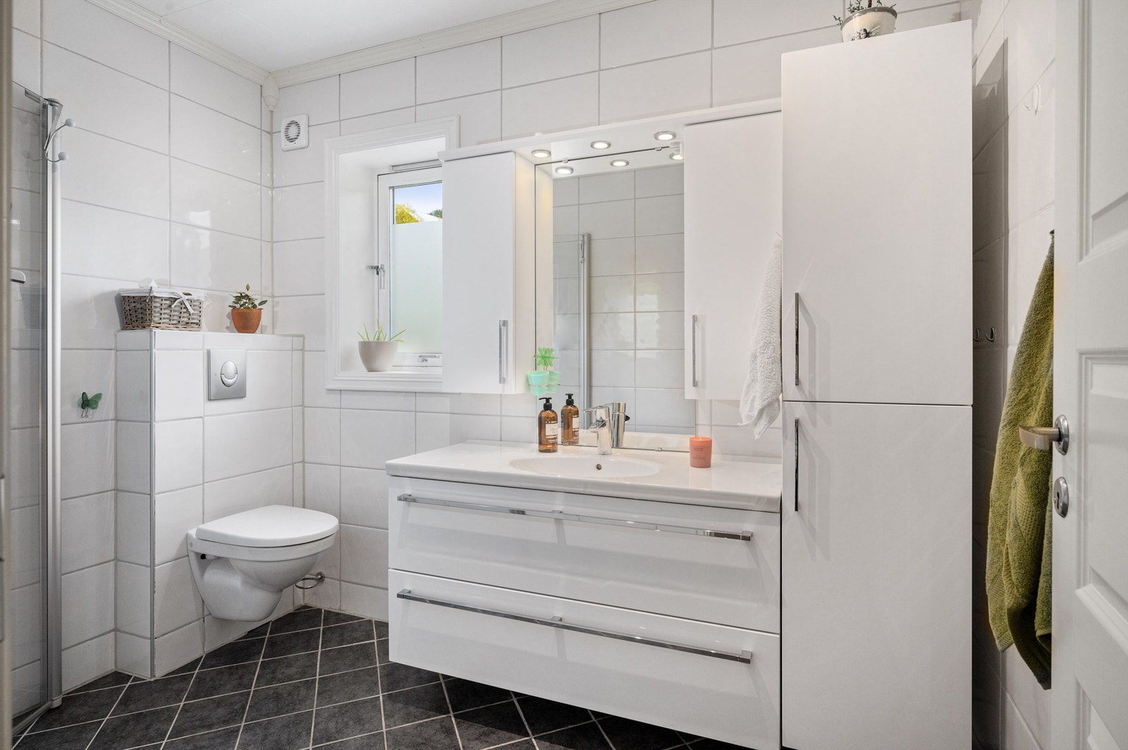 Flislagt bad i tilbygg fra 2013 Galleribilde