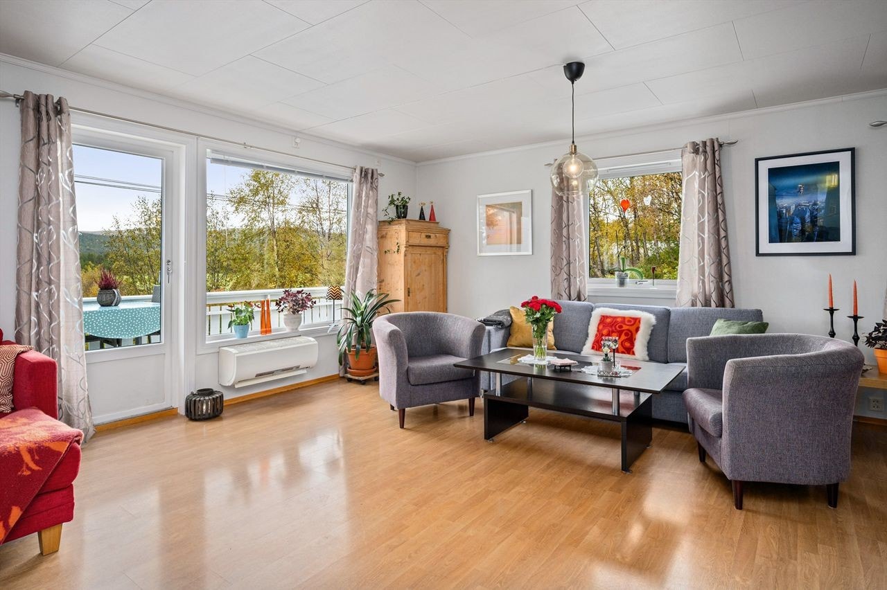 Utgang til veranda langs to sider av huset Galleribilde