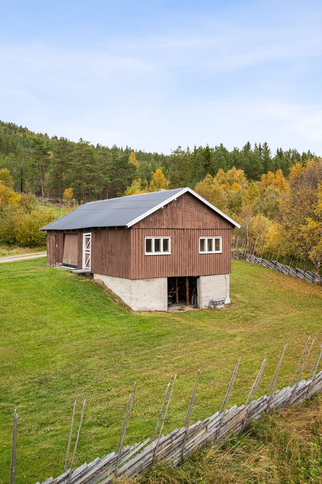 Uthus med enkel standard - garasje, snekkerbod, vedskjul samt fjøs for lagringsplass Galleribilde