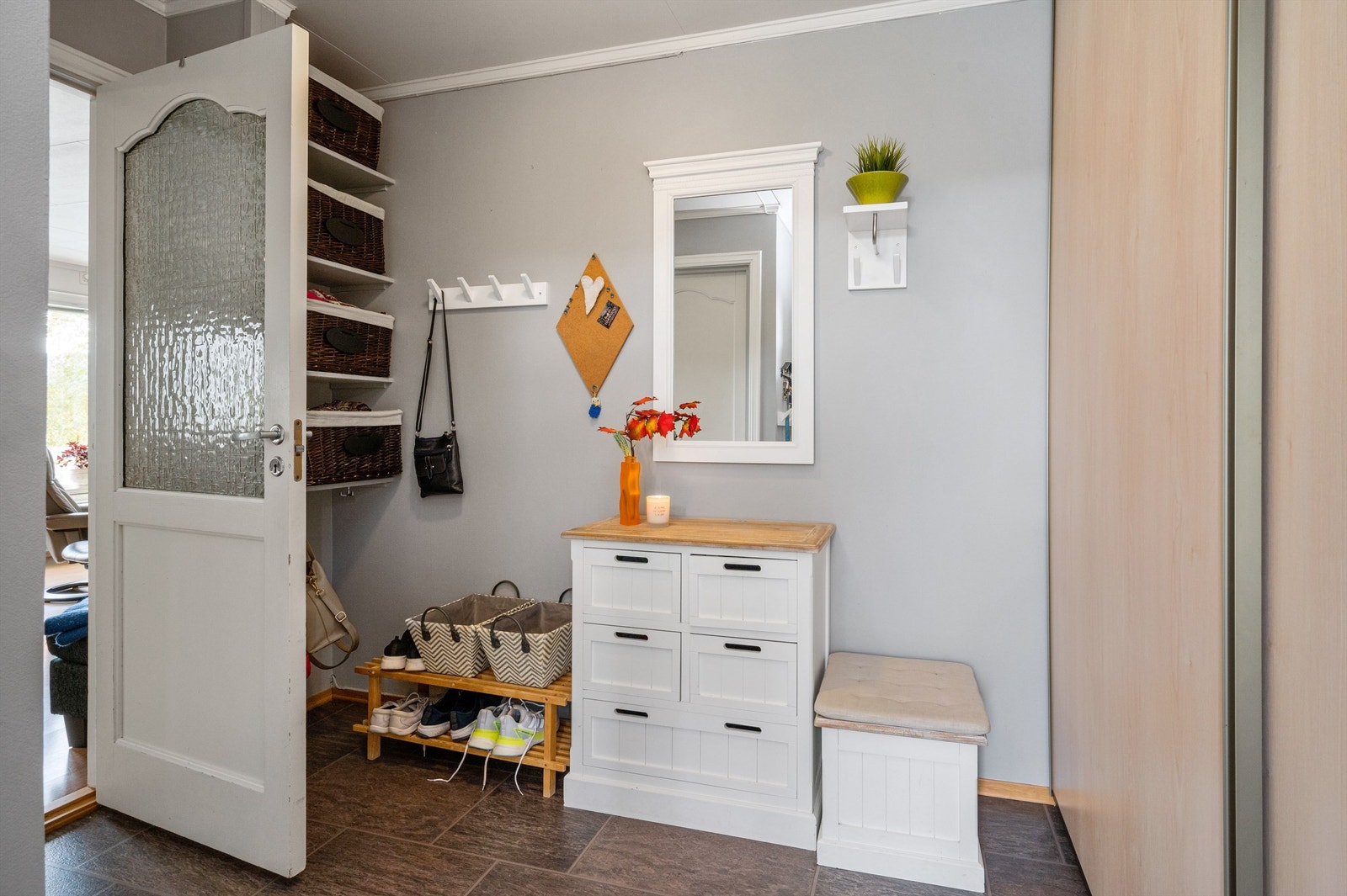 Entré med skyvedørsgarderobe Galleribilde