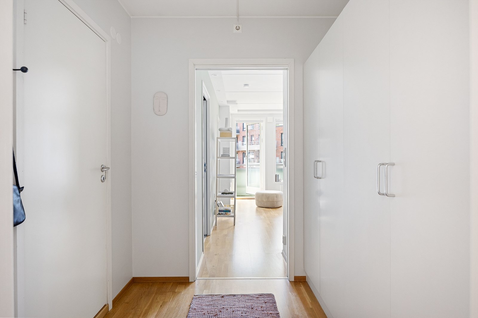 Velkommen inn! Leiligheten har en praktisk og romslig entré med god plass til oppbevaring av yttertøy og sko Galleribilde