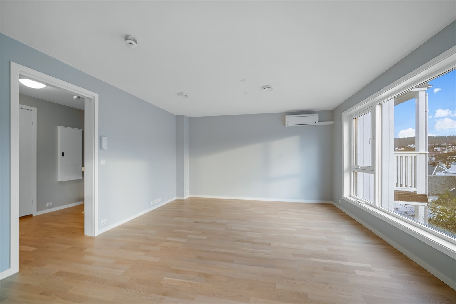 Parkett på gulv, kombinert med malte vegger og tak. Galleribilde