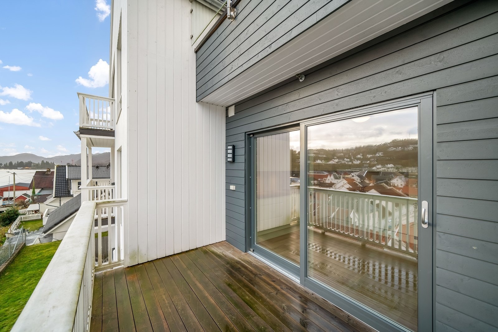 Romslig veranda med utgang fra stua. Galleribilde