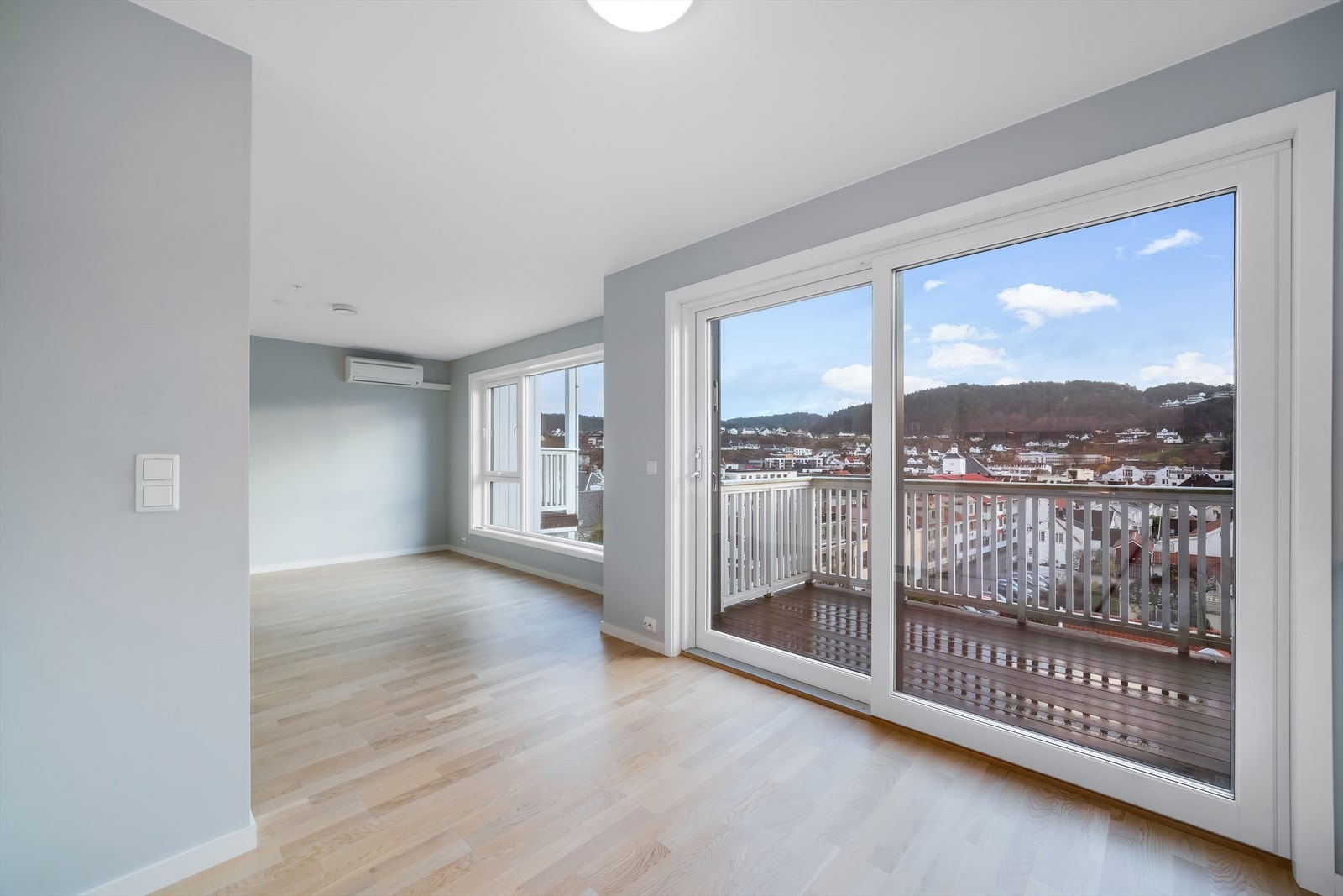 Generøse vinduer og skyvedøra gir masse naturlig lys inn i leiligheten. Galleribilde