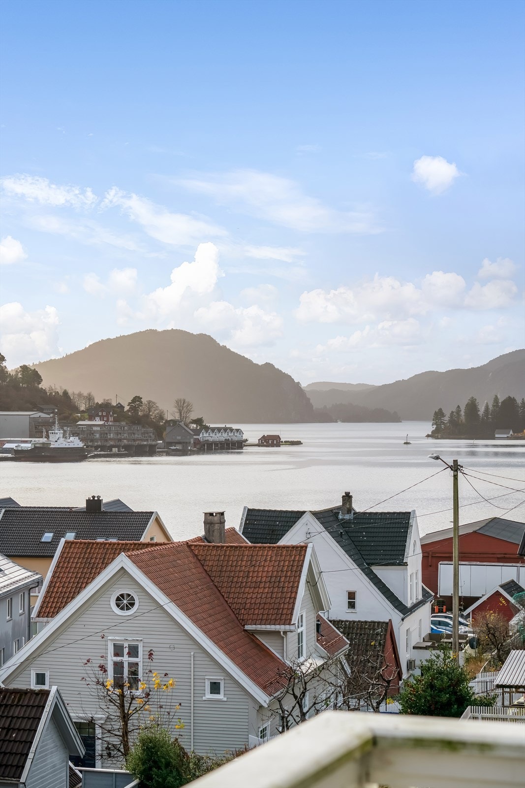 Flott utsikt mot fjord og fjell! Galleribilde