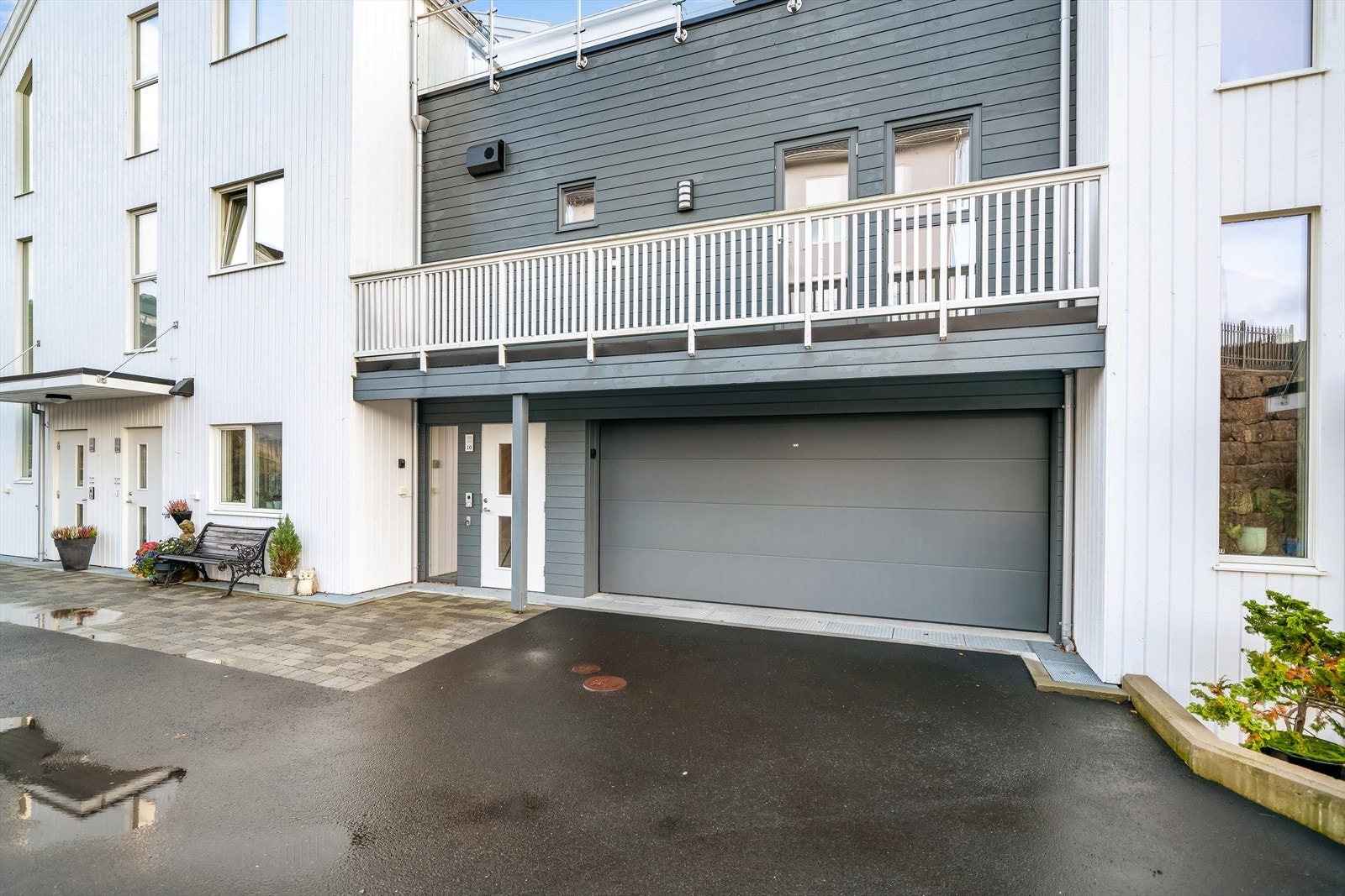 Felles dobbeltgarasje m/redskapsbod innenfor. Galleribilde
