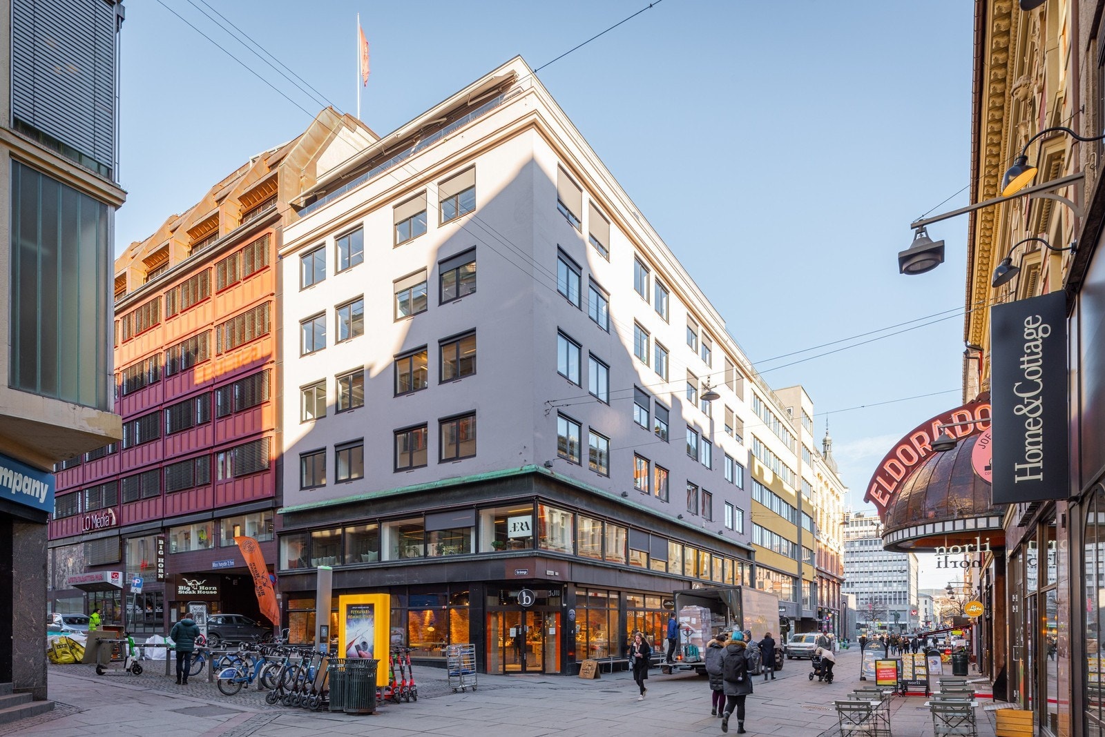 Kontoret har utsikt over den yrende Torggata Galleribilde