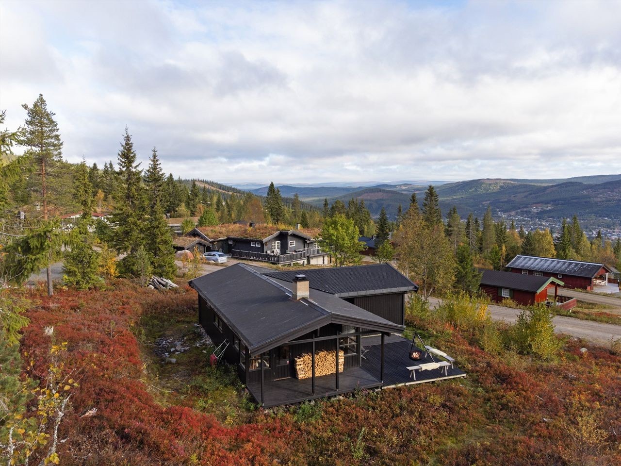 Hytta ligger midt i et eldorado med friluftsaktiviteter - utsikt mot nord Galleribilde