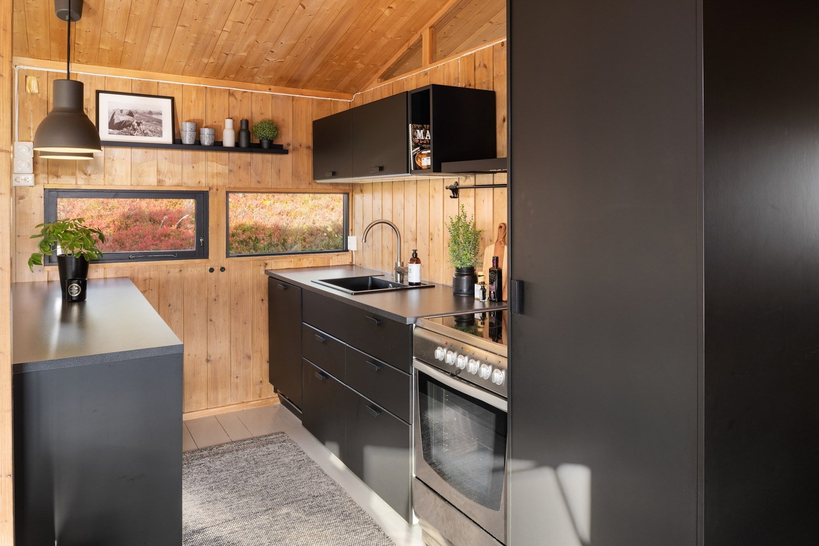 Nytt kjøkken med integrert oppvaskmaskin og kjøle-/fryseskap Galleribilde