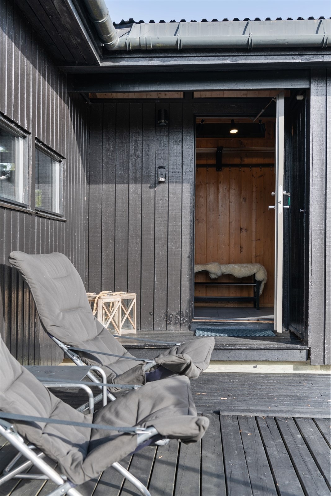 Den store terrassen er sammenhengende fra stue til inngangsparti Galleribilde