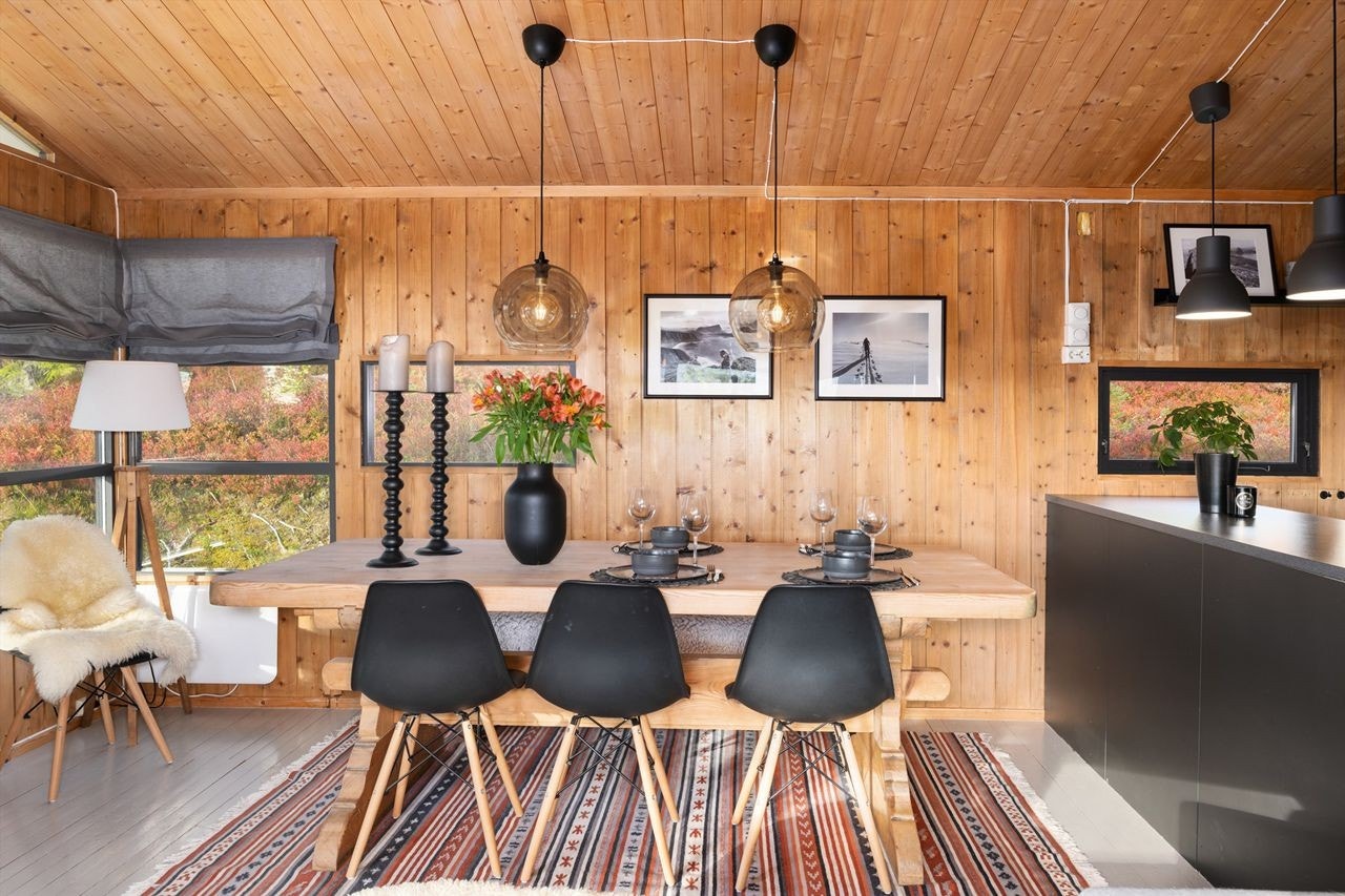 Hytta har fått en moderne stil og god lyssetting i senere år Galleribilde