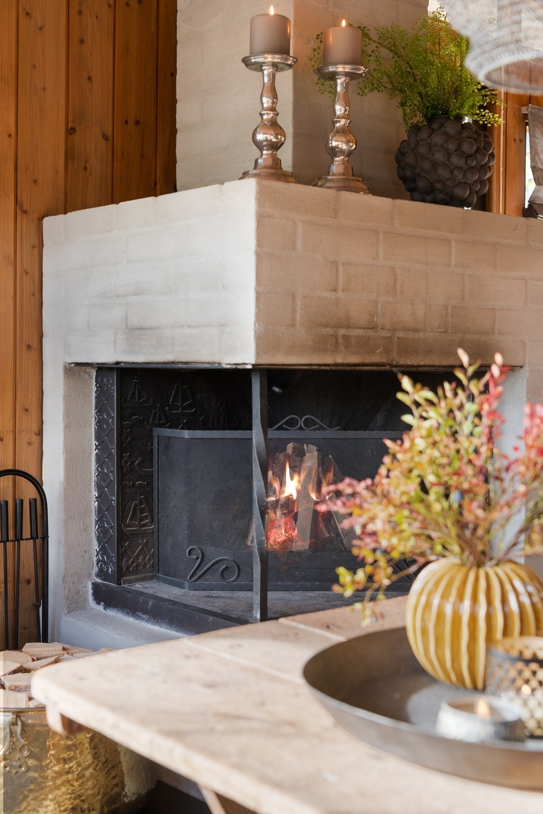 Hyttestemningen er på topp med lun varme i peisen Galleribilde