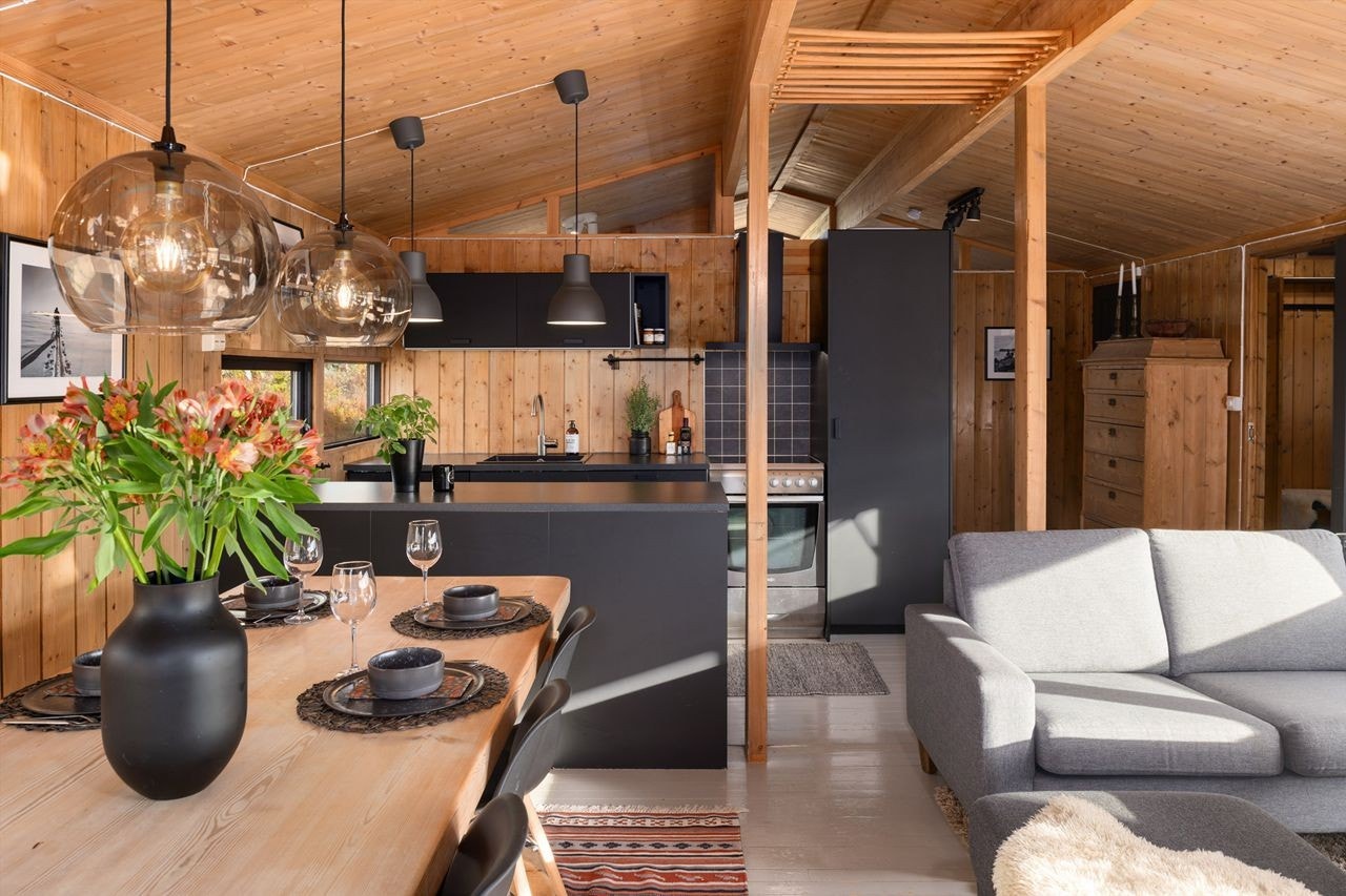 Innbydende kjøkken, stue og spiseplass i ett rom Galleribilde