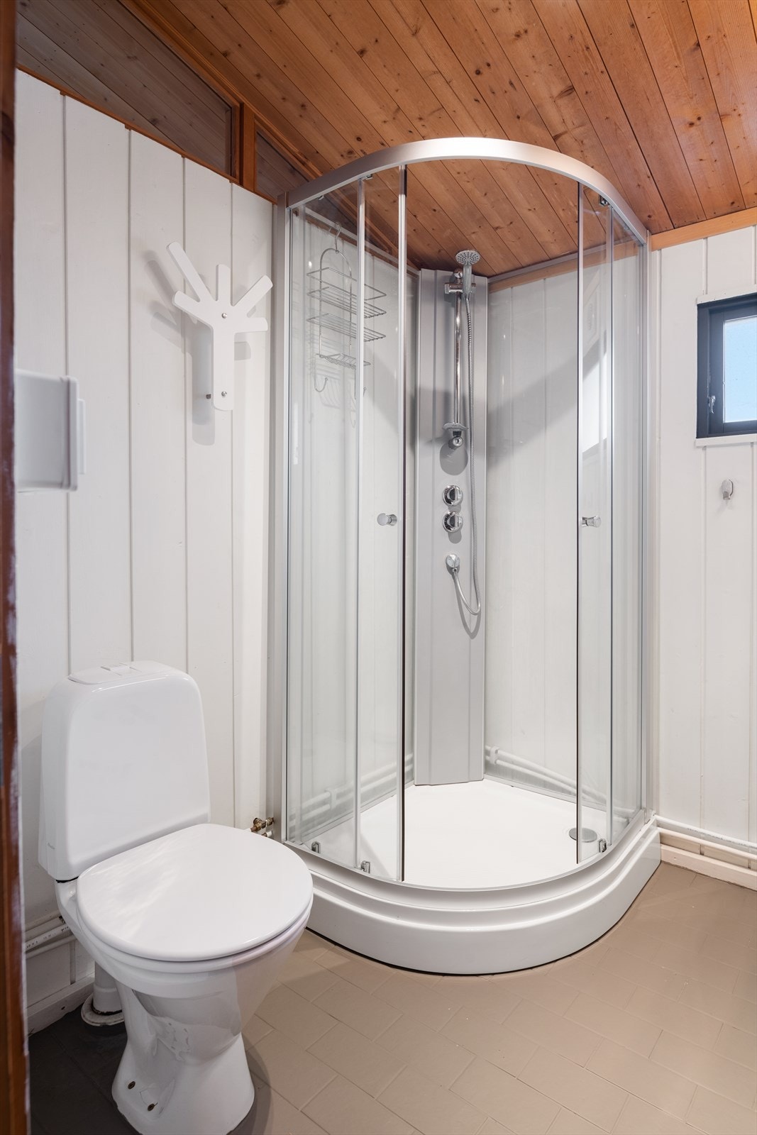 Malte vegger og malte gulvfliser, ny innredning og dusjkabinett Galleribilde