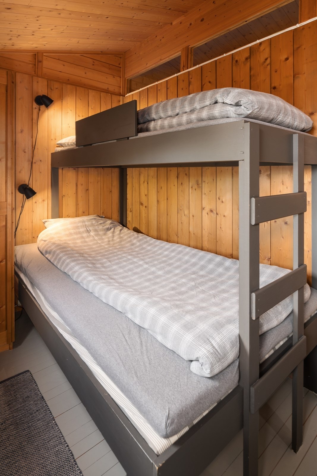 Skråhimlinger og vinduer integrert i delevegger skaper en luftig atmosfære Galleribilde