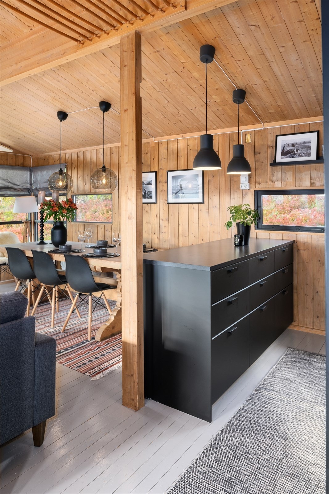 Kjøkkenbenk fungerer som et lite romskille mellom stue og kjøkken Galleribilde