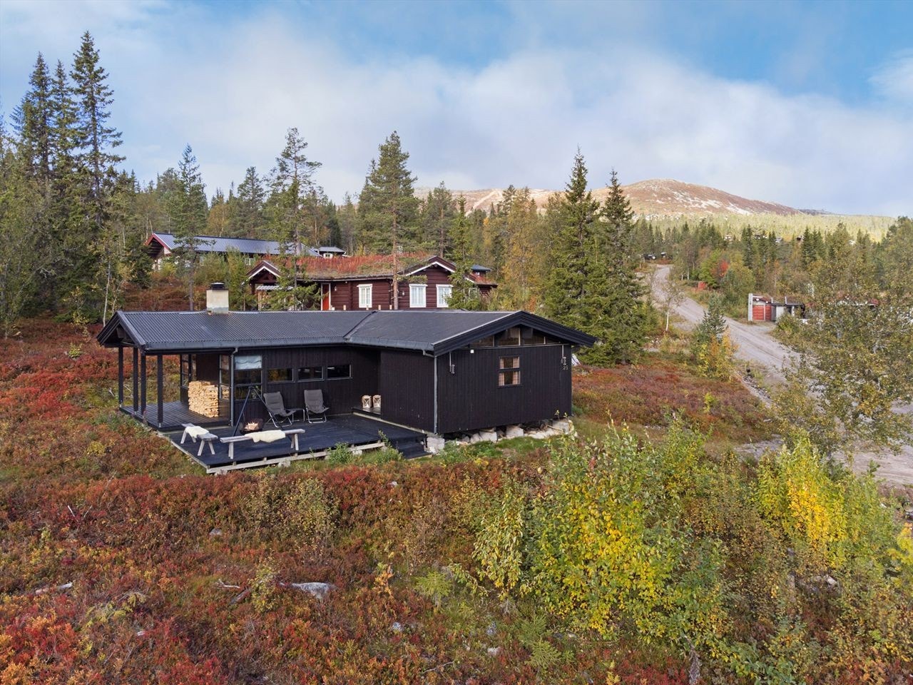 Tradisjonell, innbydende hytte ved foten av Trysilfjellet Galleribilde