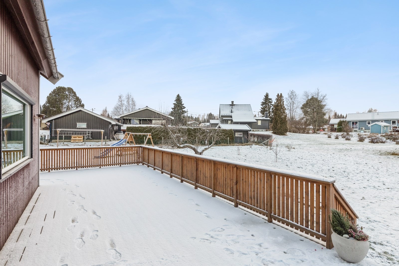 Romslig terrasse med utgang fra stue/spisestue på 40 m2. Galleribilde